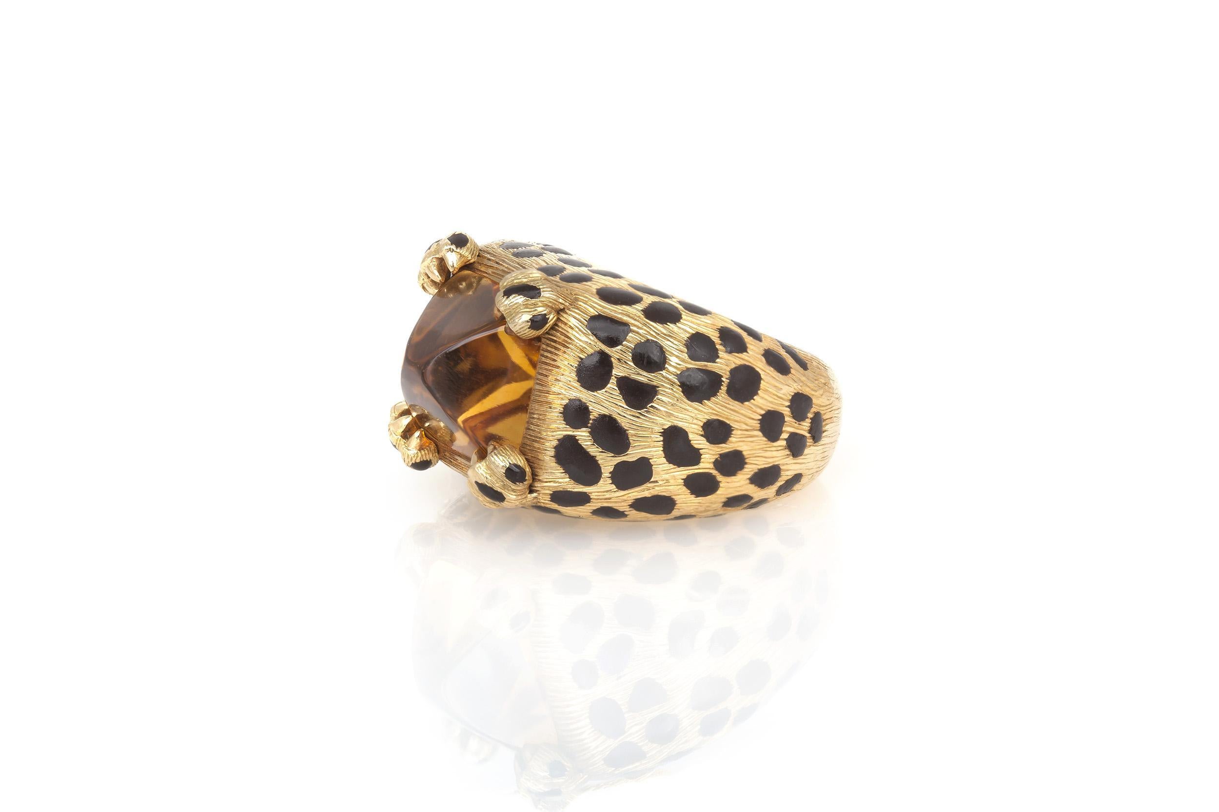 Finamente elaborada con esmalte negro sobre oro amarillo de 18 quilates y un cabujón de citrino Sugarloaf, sujeto por cuatro zarpas de leopardo a modo de garras.
Firmado por Christian Dior
Alrededor de 1980
Talla 5 1/2