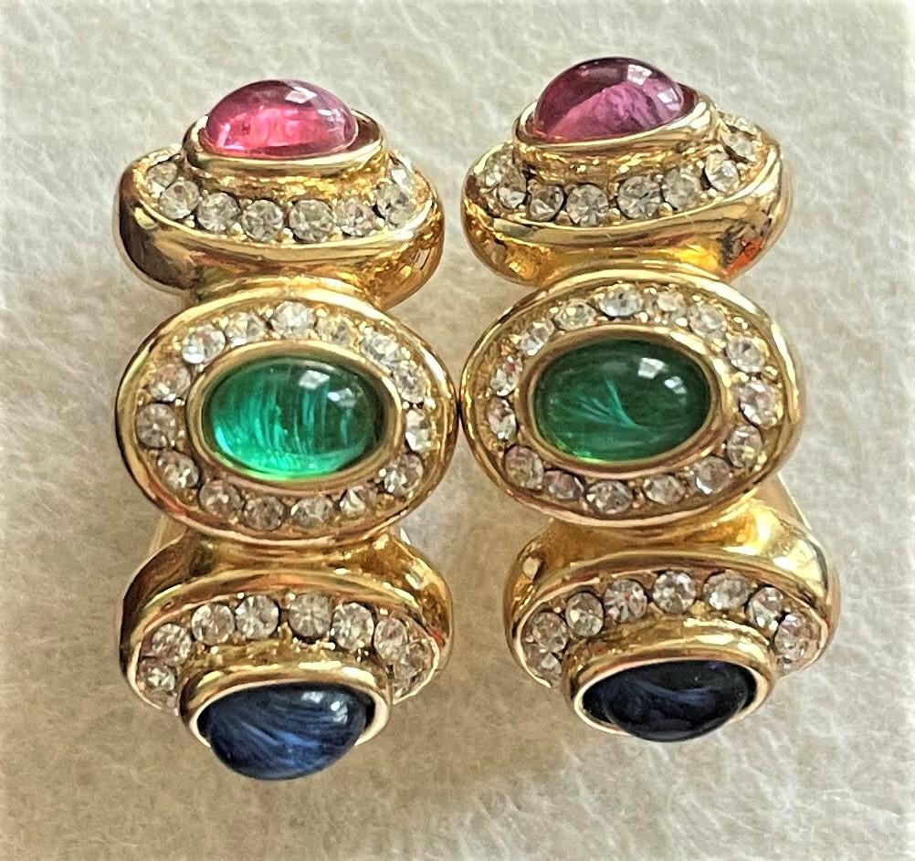 Die Vintage 1980s DIOR Moghul Cabochon Jeweled Earrings sind ein Paradebeispiel für die exquisiten und luxuriösen Schmuckdesigns des berühmten Modehauses Christian Dior. Diese Ohrringe wurden von der Opulenz und Ästhetik des Mogulreiches inspiriert,