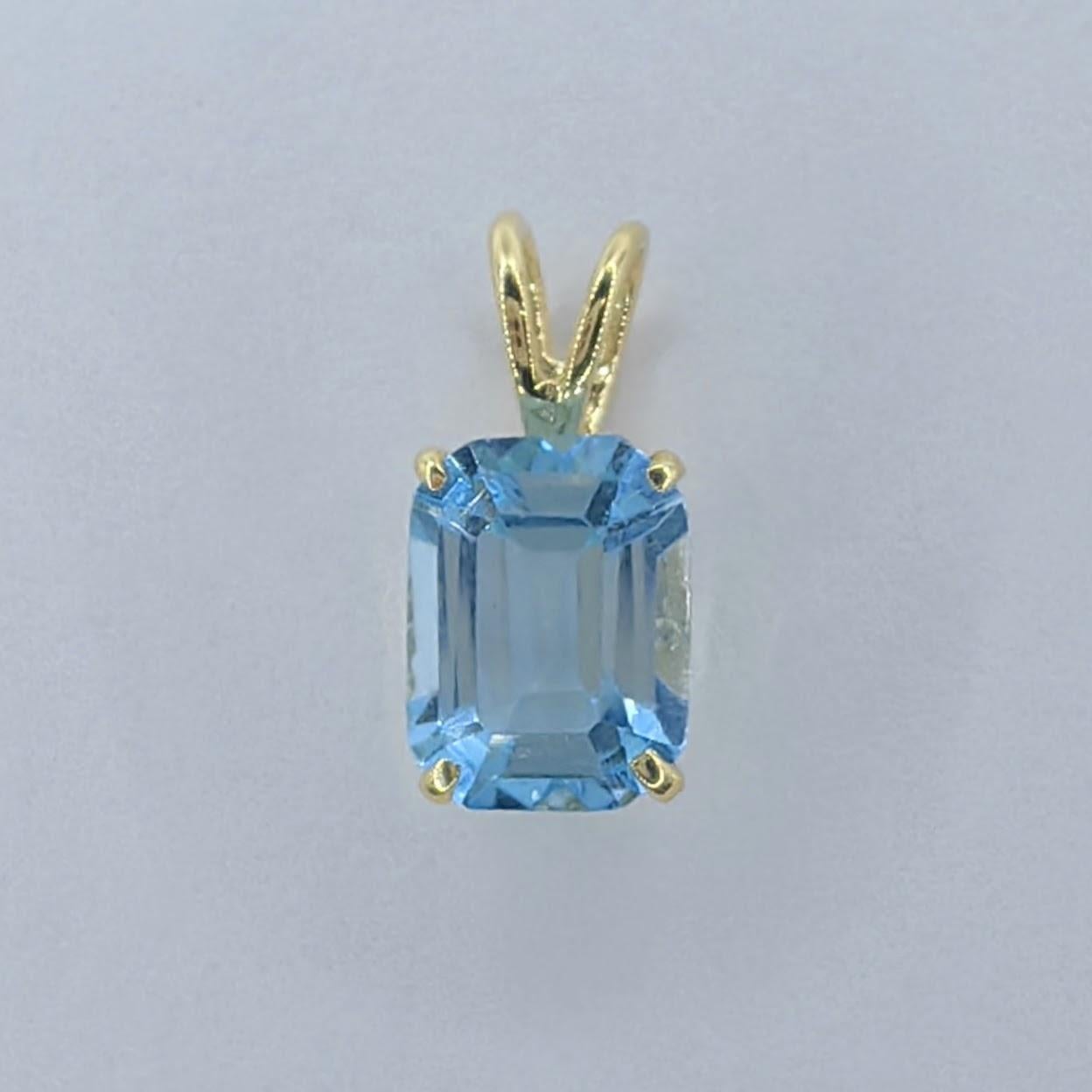 Vintage 1980's Emerald Cut Blue Topaz Necklace Pendant in 14K Yellow Gold #1 In New Condition For Sale In Wan Chai District, HK