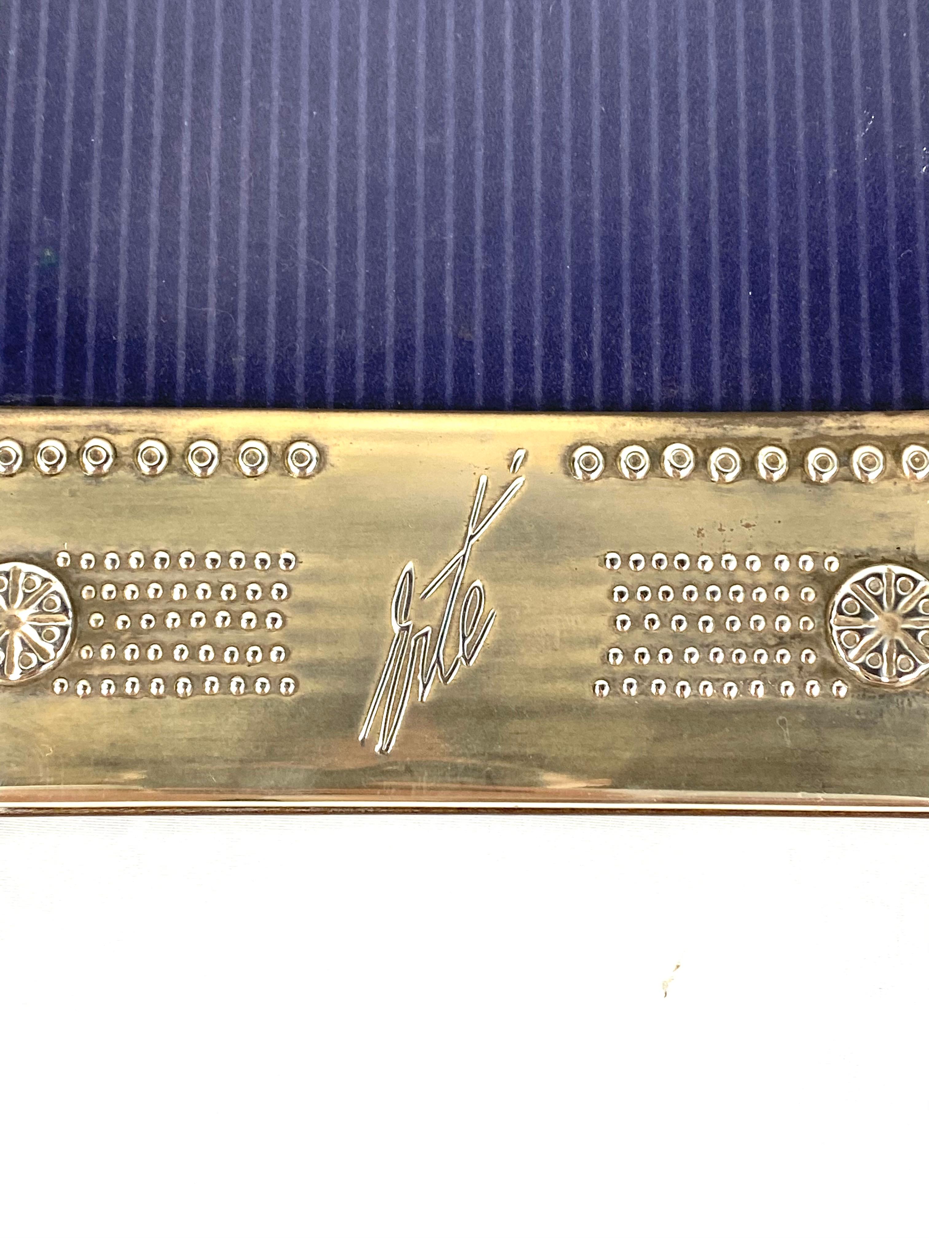 Product details:

Featuring sterling silver and wood with glass cover picture frames signed by Erté, made in Italy in 1980's.
The weight is 501.3 grams and 513.4 grams.

