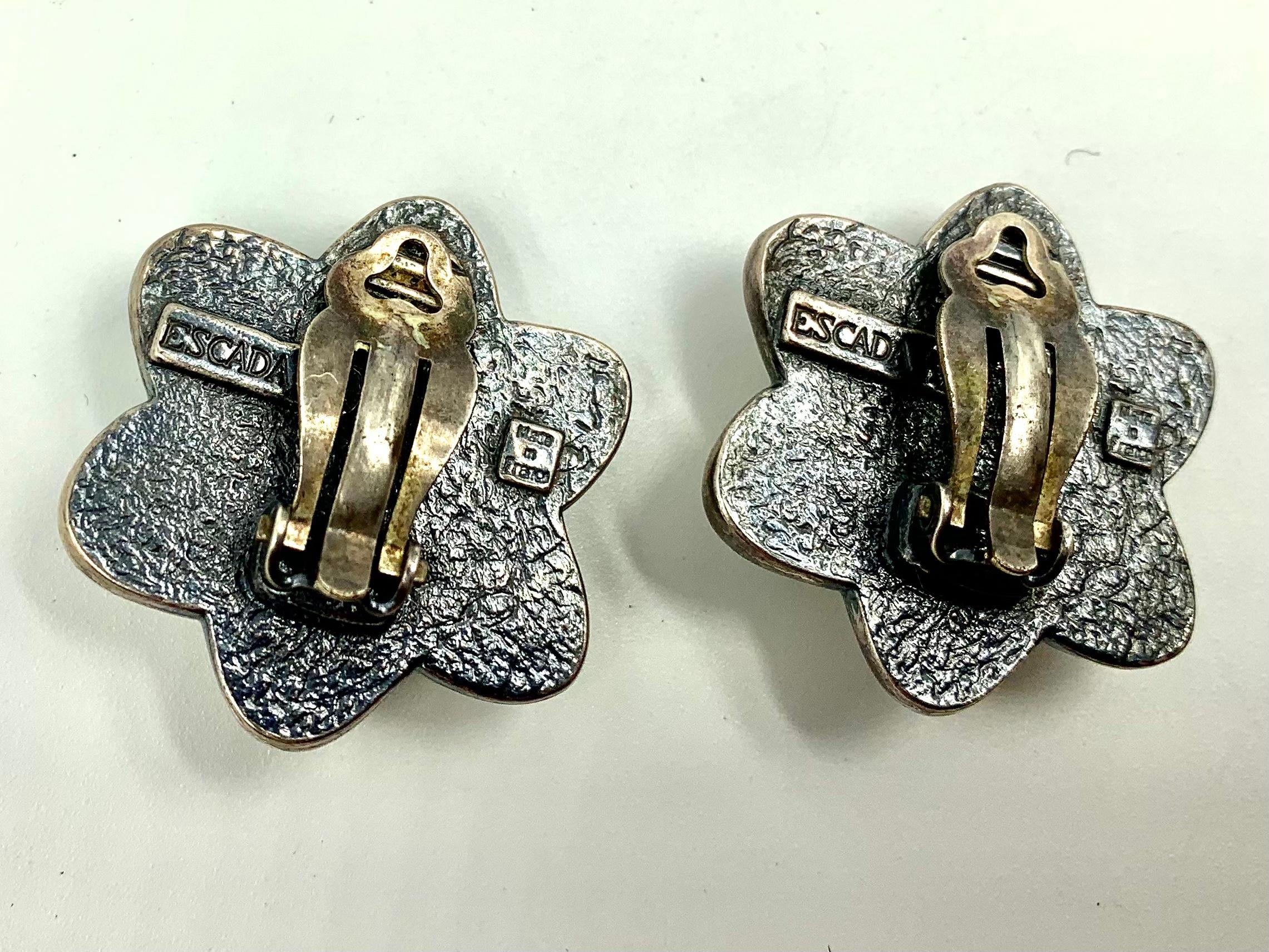 Organic Modern Vintage 1980s Escada Poured Resin Blackened Silver Metal Flower Earrings For Sale