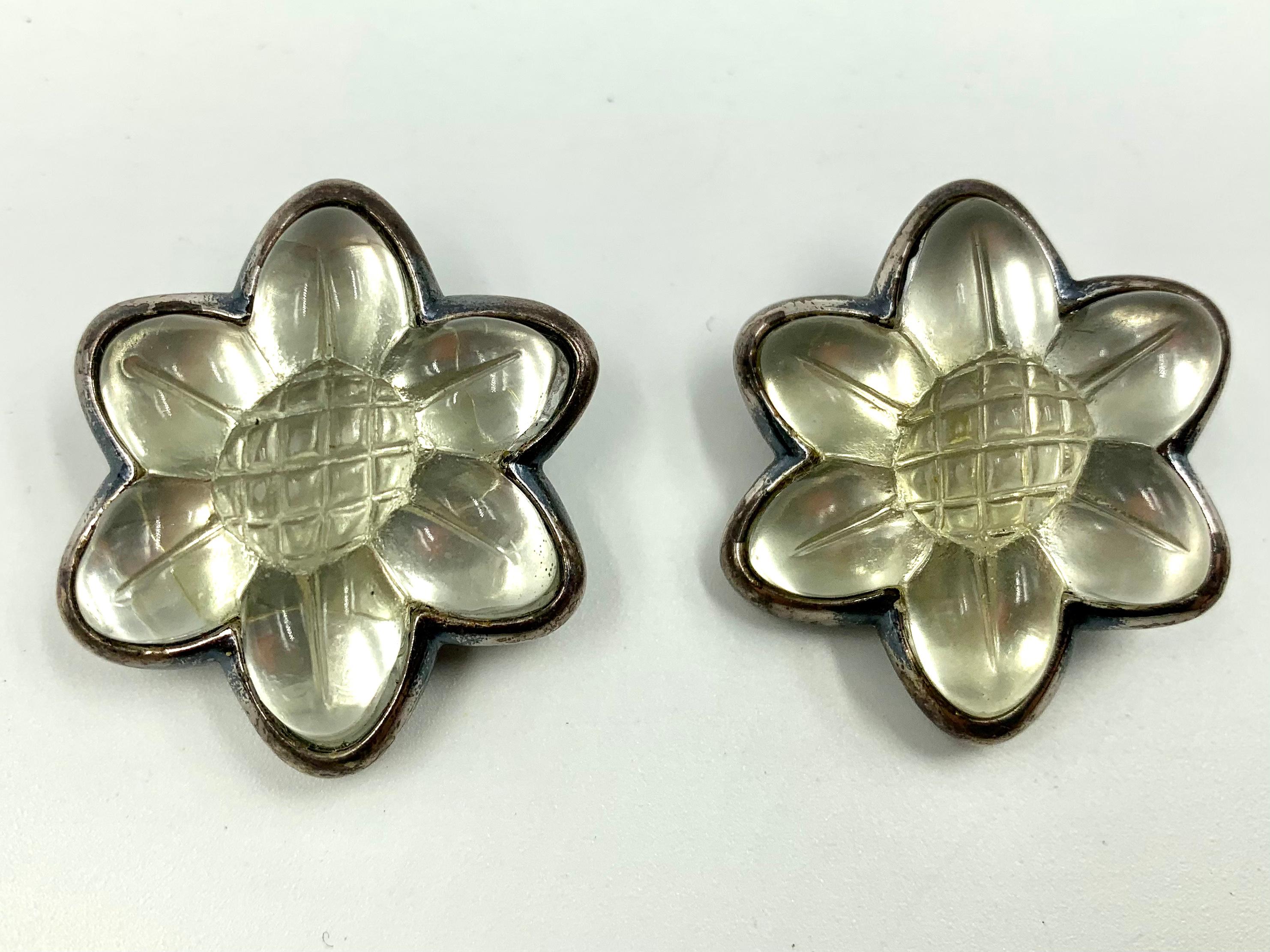 Vintage 1980s Escada Poured Resin Blackened Silver Metal Flower Earrings In Good Condition For Sale In New York, NY