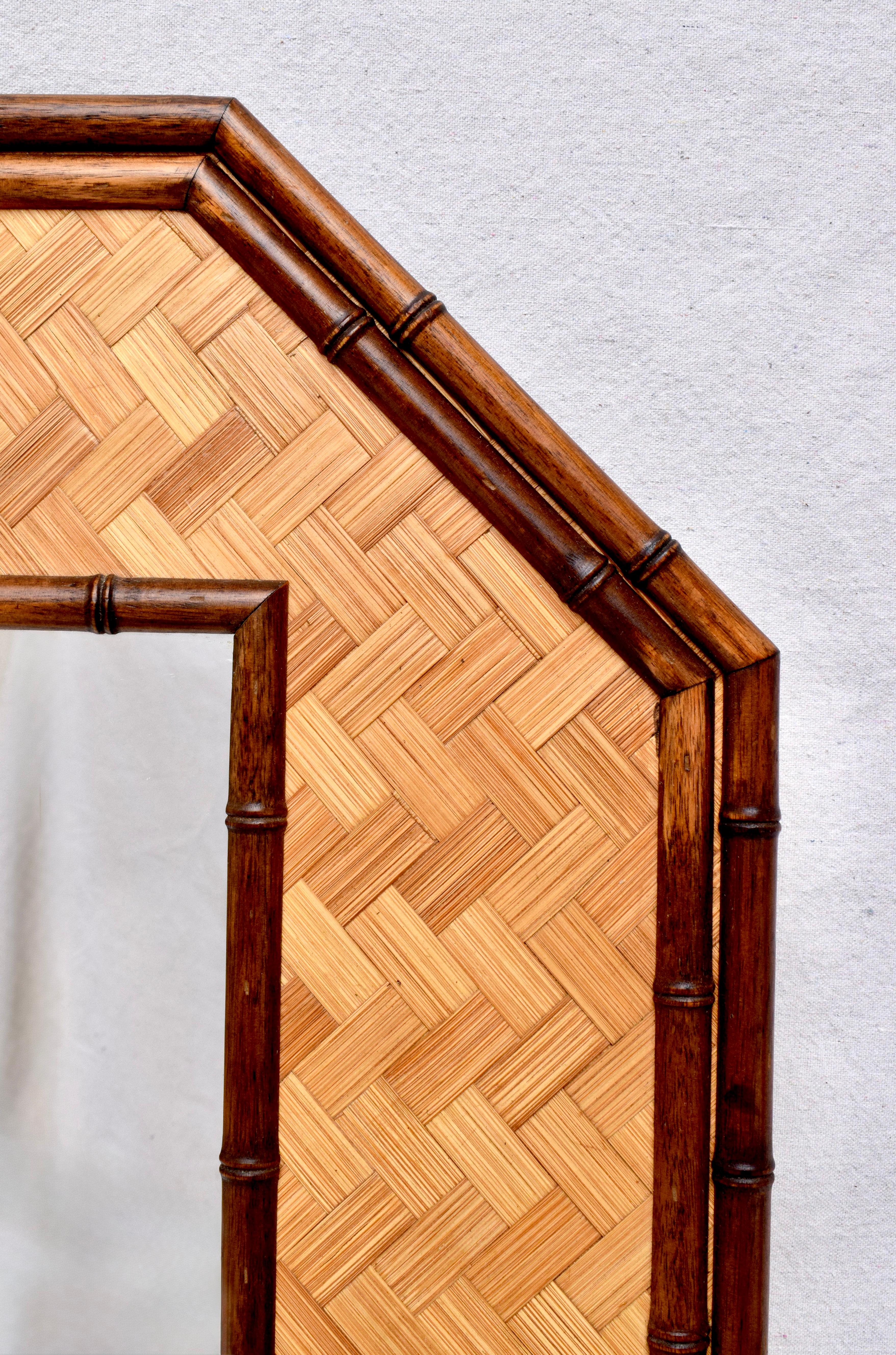 Espejo octogonal de bambú de imitación de la costa de los años 80, en tejido de cestería, estado vintage excepcionalmente bien conservado; listo para usar.
