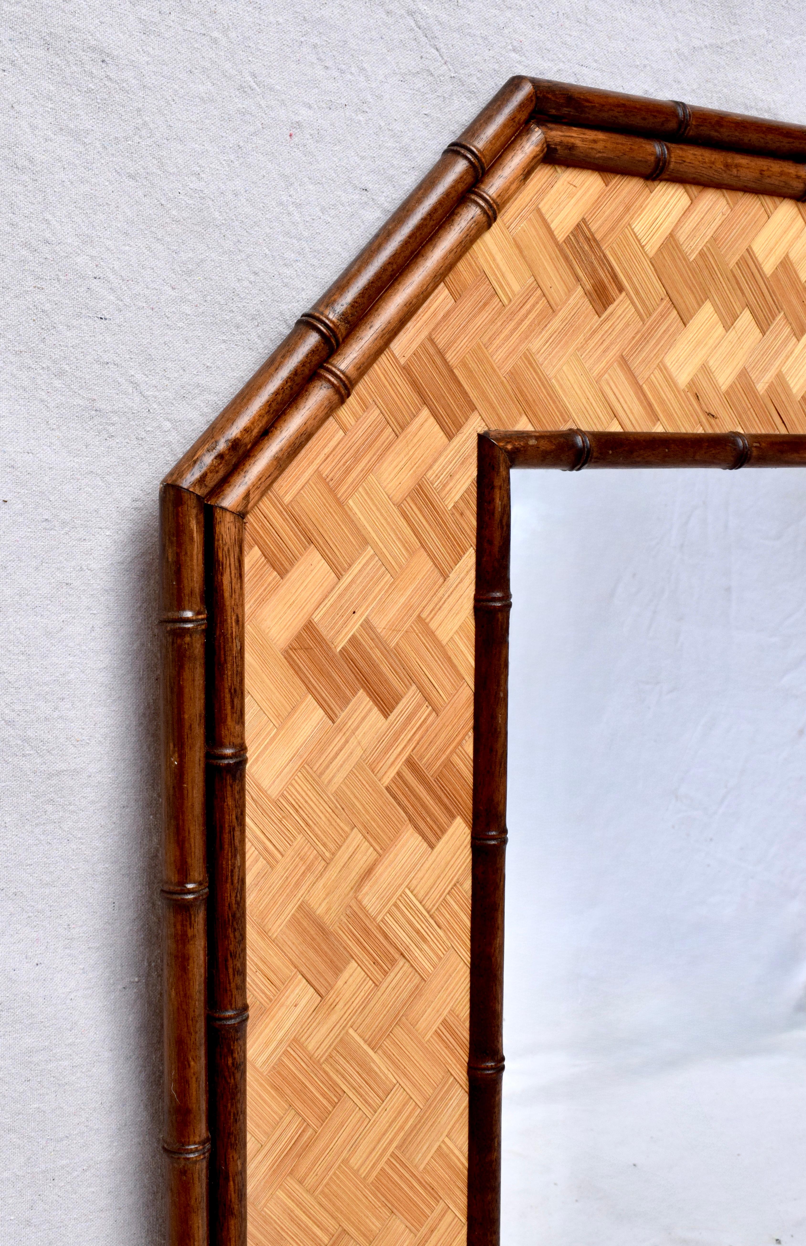 Espejo octogonal vintage de bambú de imitación de los años 80 en tejido de cesta de caña Estadounidense en venta
