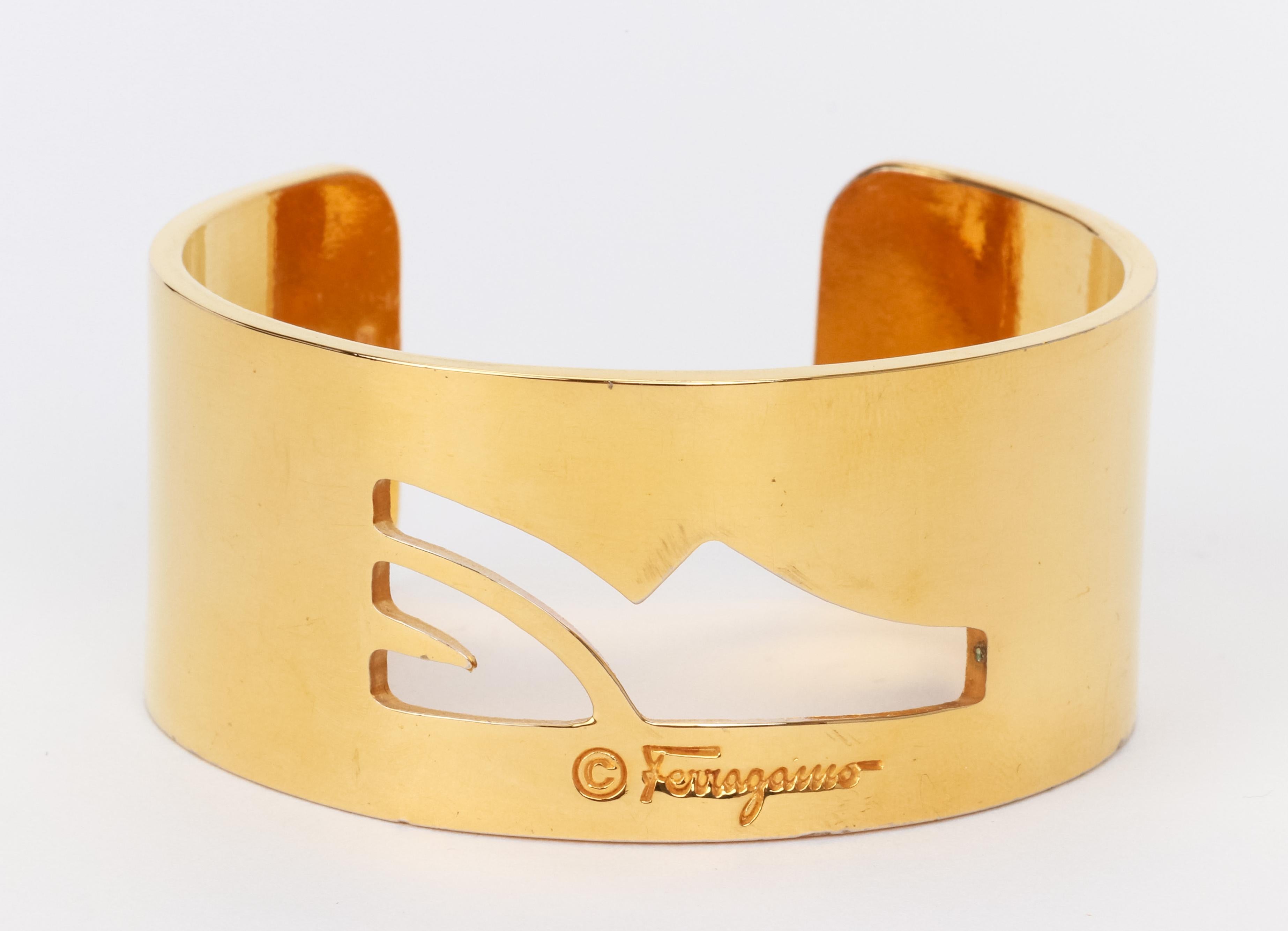 1980er Ferragamo Goldfarbenes Manschettenarmband Signiert im Zustand „Hervorragend“ im Angebot in West Hollywood, CA