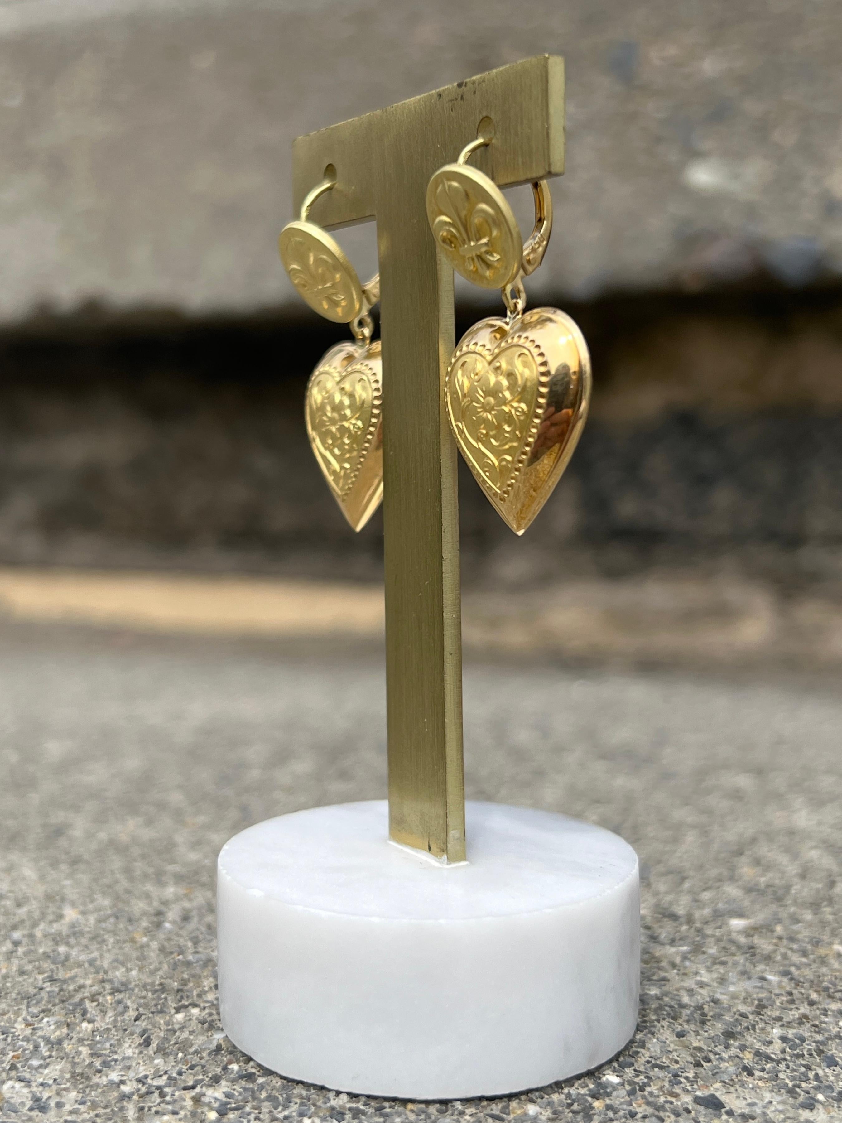 Vintage 1980s Fleur De Lis Heart 18k Yellow Gold Lever Back Earrings 4