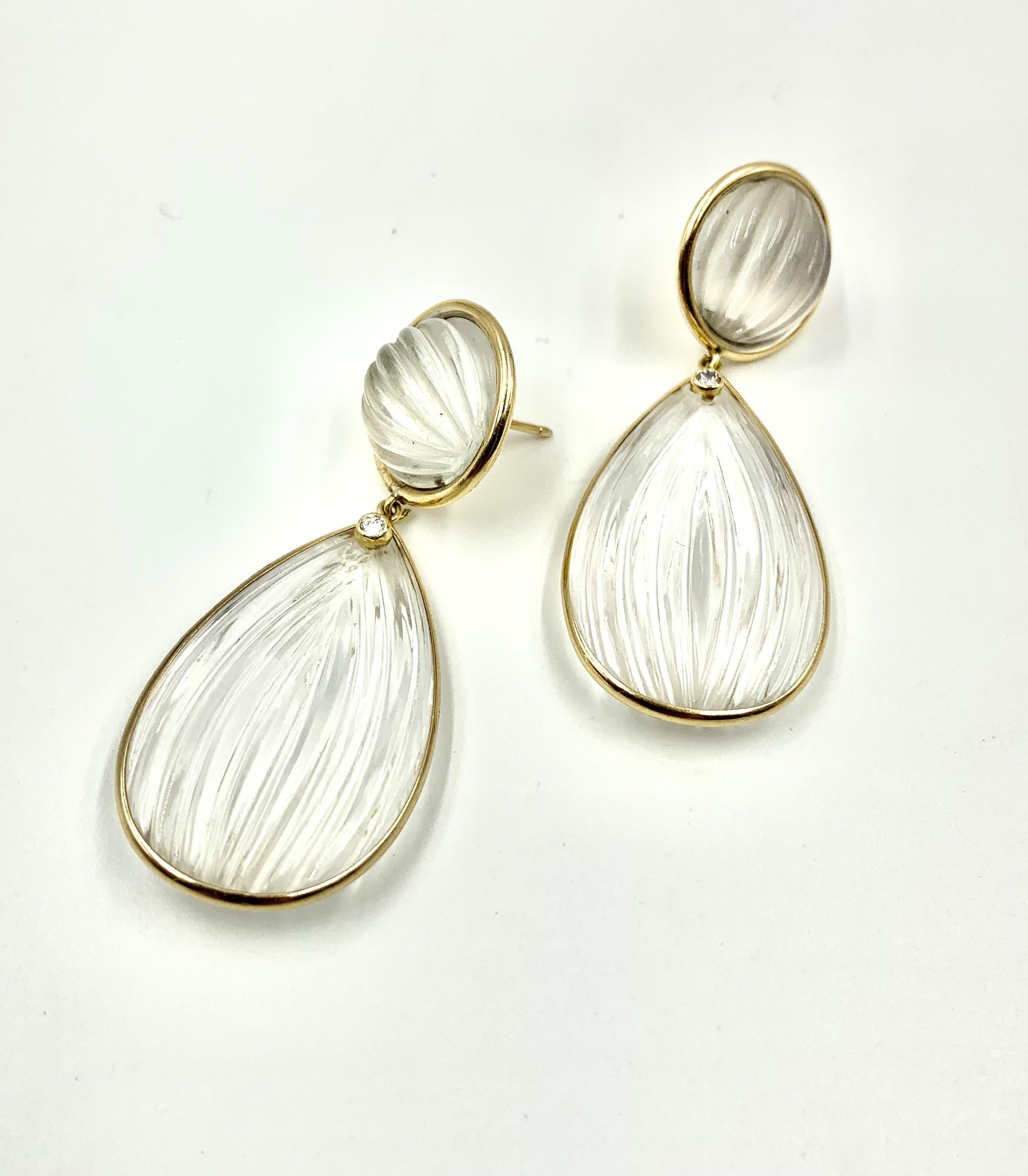 Lovely, large fluted rock crystal, diamond, 14K yellow gold statement earrings in the Classical Roman style.
Estate sourced, circa 1980's.
Wonderful dramatic scale, just over 2 inches in length
Post backs
Tested for 14K gold
Very good condition, one