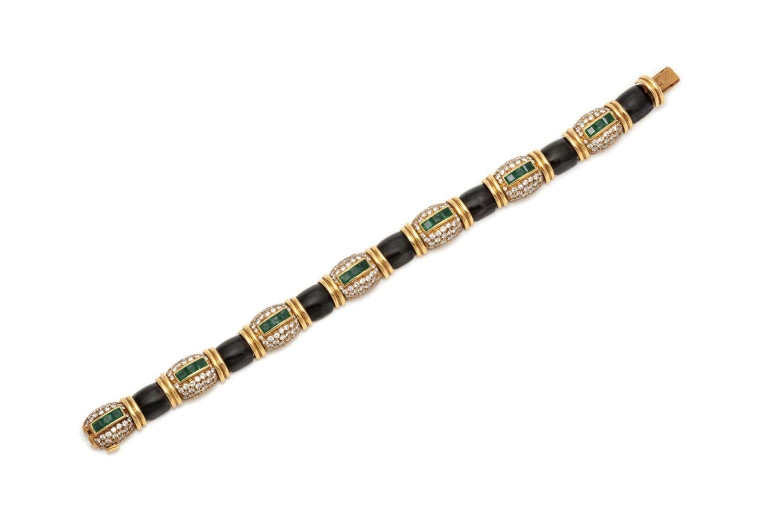 Finely crafted in 18k yellow gold and black enamel with Square cut Emeralds weighing approximately a total of 5.00 carats, Round Brilliant cut Diamonds weighing approximately a total of 7.00 carats.
Signed by Fred Paris
Circa 1980s
Size 7 1/2 inches