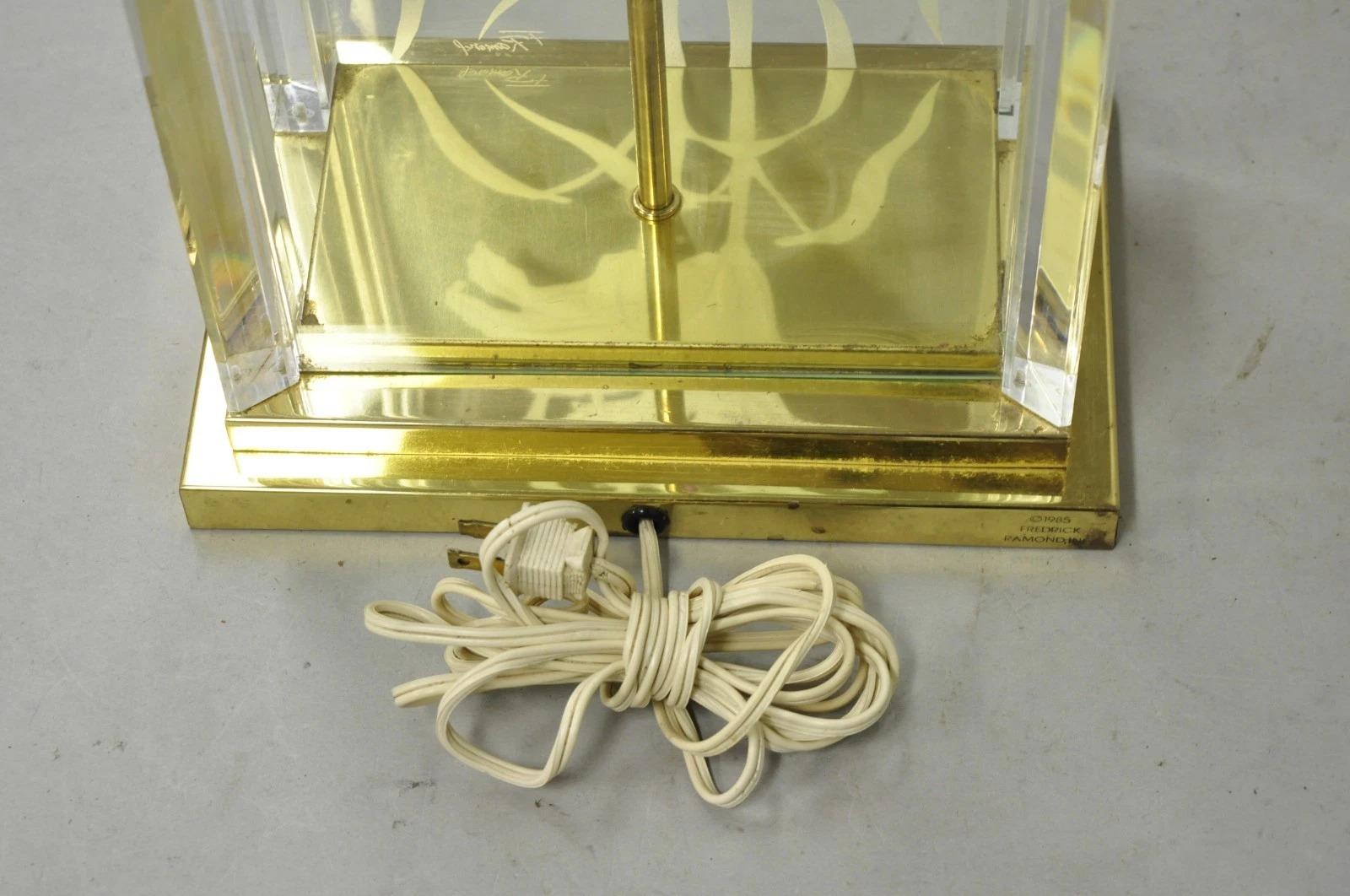 Vintage 1980s Fredrick Ramond Geätzte Lilie Design Lucite Glas & Messing Tischlampe im Angebot 4