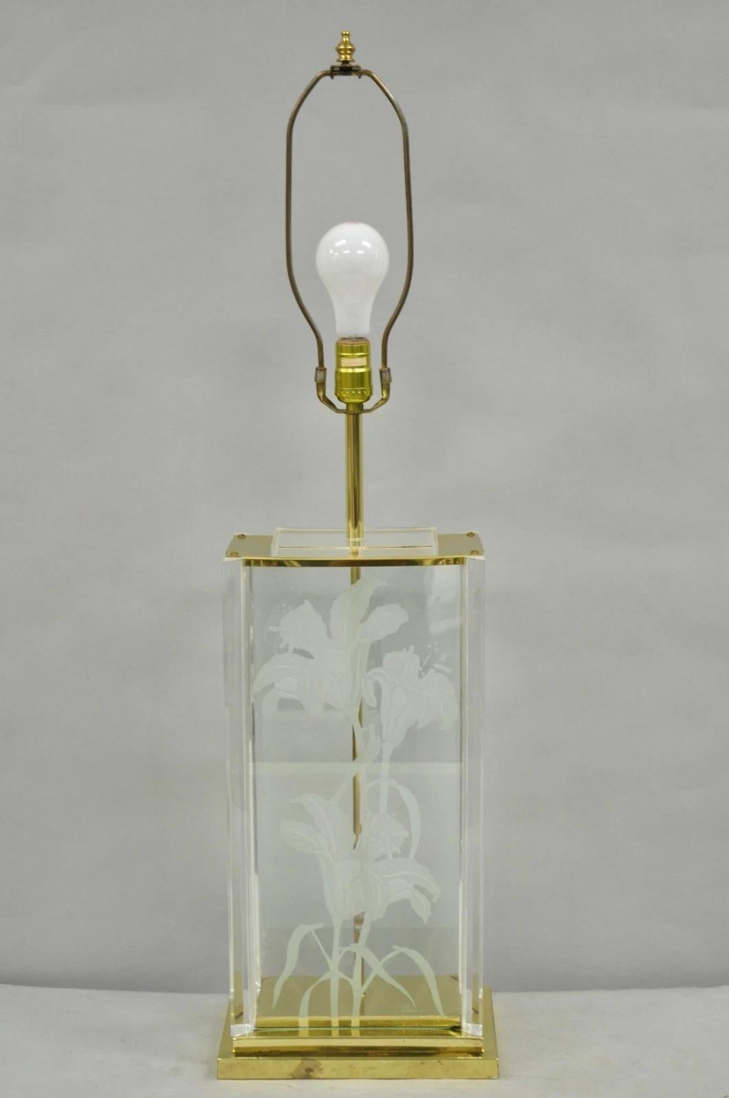 Vintage 1980s Fredrick Ramond Geätzte Lilie Design Lucite Glas & Messing Tischlampe im Angebot 6