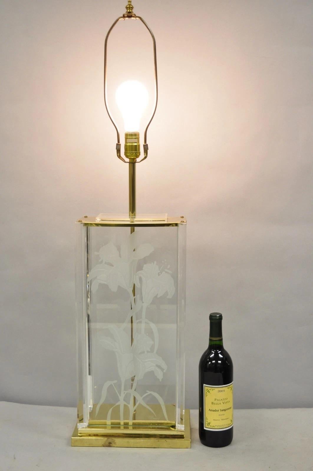 Vintage 1980s Fredrick Ramond Geätzte Lilie Design Hollywood Regency Lucite Glas & Messing Tischlampe. CIRCA Spätes 20. Jahrhundert. Abmessungen: 37,5