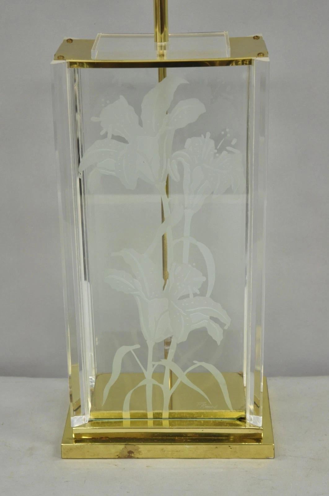 Vintage 1980s Fredrick Ramond Geätzte Lilie Design Lucite Glas & Messing Tischlampe (Hollywood Regency) im Angebot