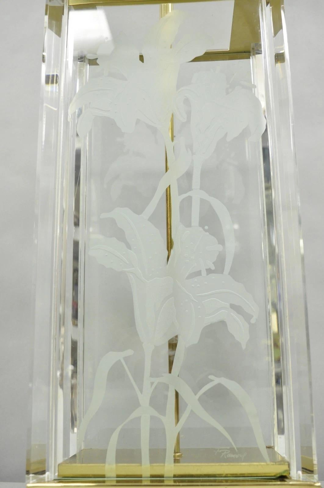 Vintage 1980s Fredrick Ramond Geätzte Lilie Design Lucite Glas & Messing Tischlampe (Unbekannt) im Angebot
