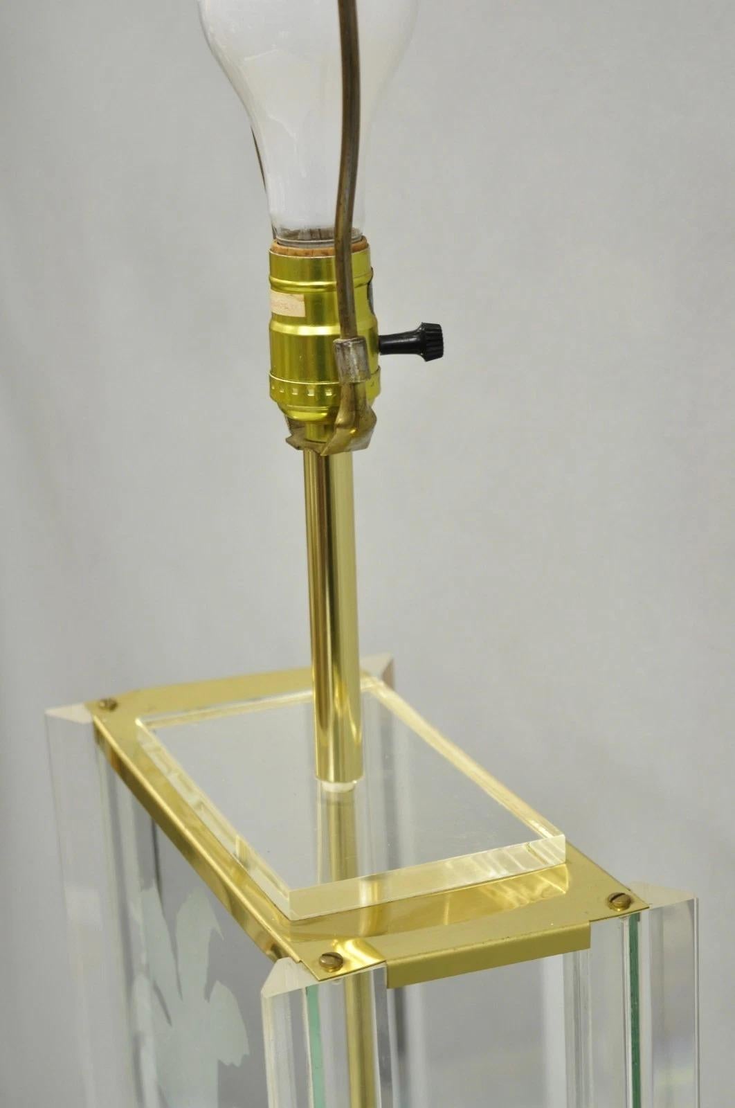 Vintage 1980s Fredrick Ramond Geätzte Lilie Design Lucite Glas & Messing Tischlampe im Zustand „Gut“ im Angebot in Philadelphia, PA
