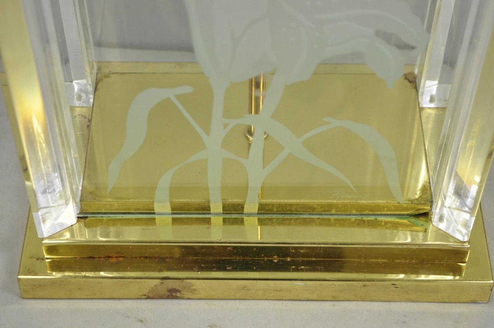 Vintage 1980s Fredrick Ramond Geätzte Lilie Design Lucite Glas & Messing Tischlampe (20. Jahrhundert) im Angebot