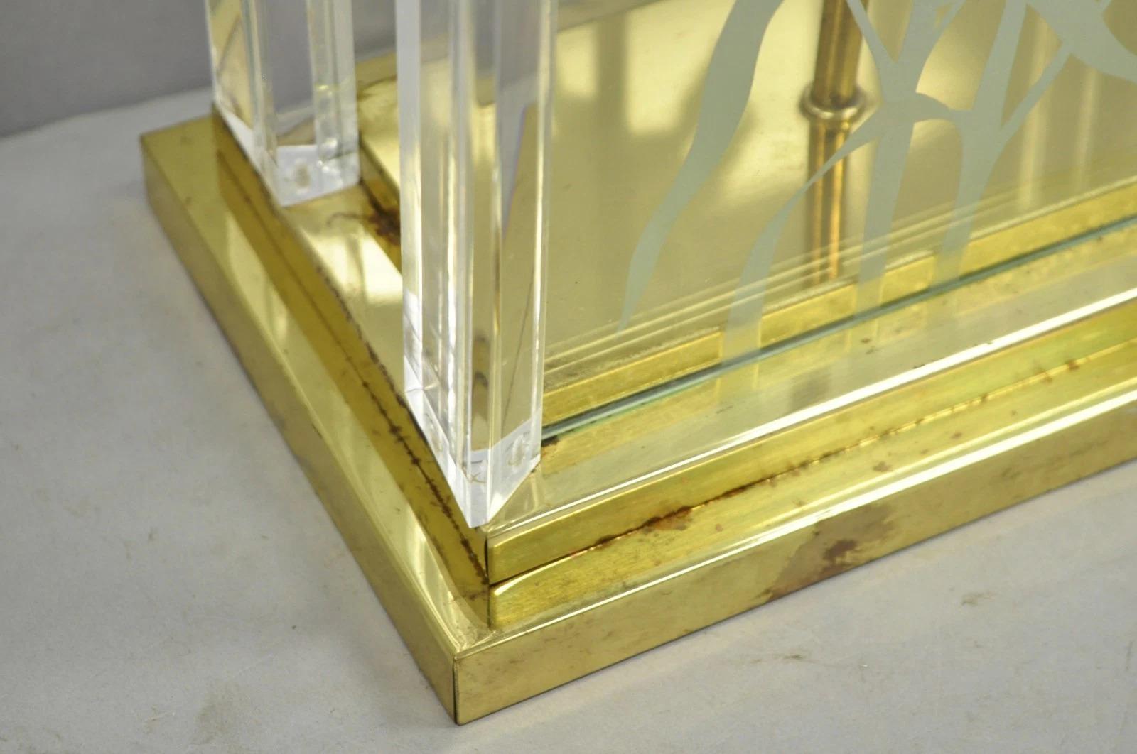 Vintage 1980s Fredrick Ramond Geätzte Lilie Design Lucite Glas & Messing Tischlampe im Angebot 1