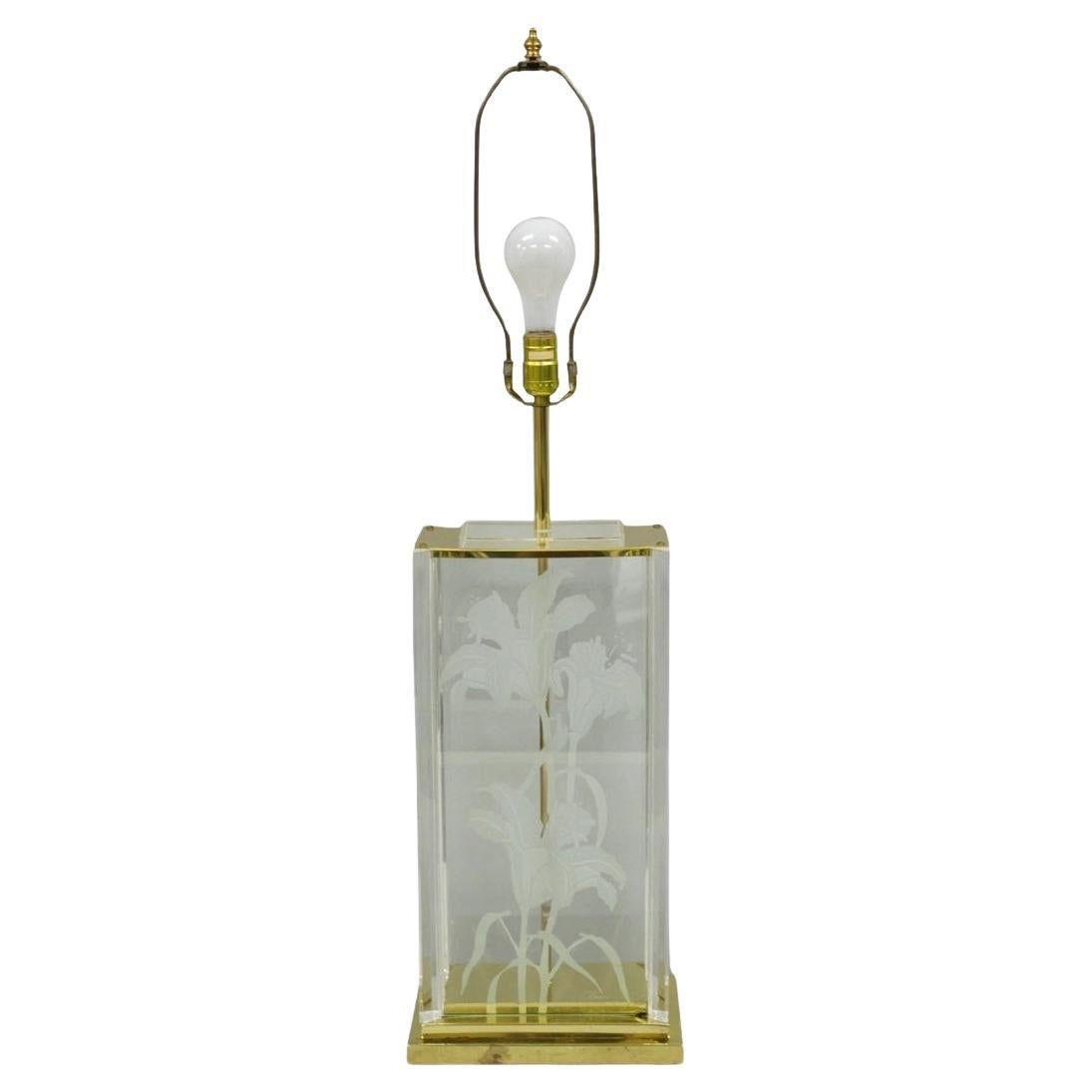 Vintage 1980s Fredrick Ramond Geätzte Lilie Design Lucite Glas & Messing Tischlampe im Angebot
