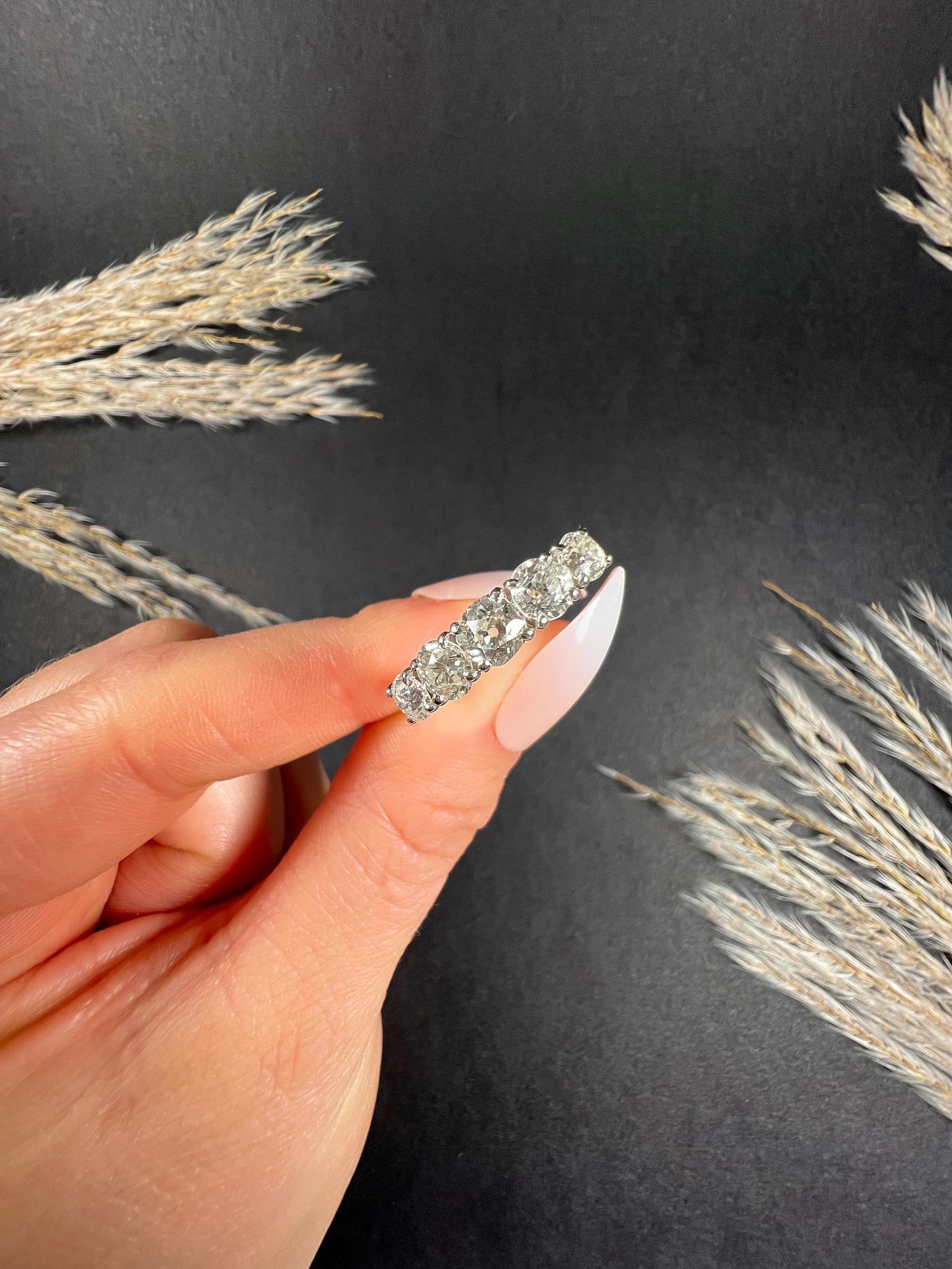 Vintage Diamond Ring 

18ct Gold French Hallmarked

Circa 1980s

This stunning 18ct white gold French diamond ring is an exquisite piece of jewellery that will make any finger sparkle with elegance. The ring features five high-quality natural