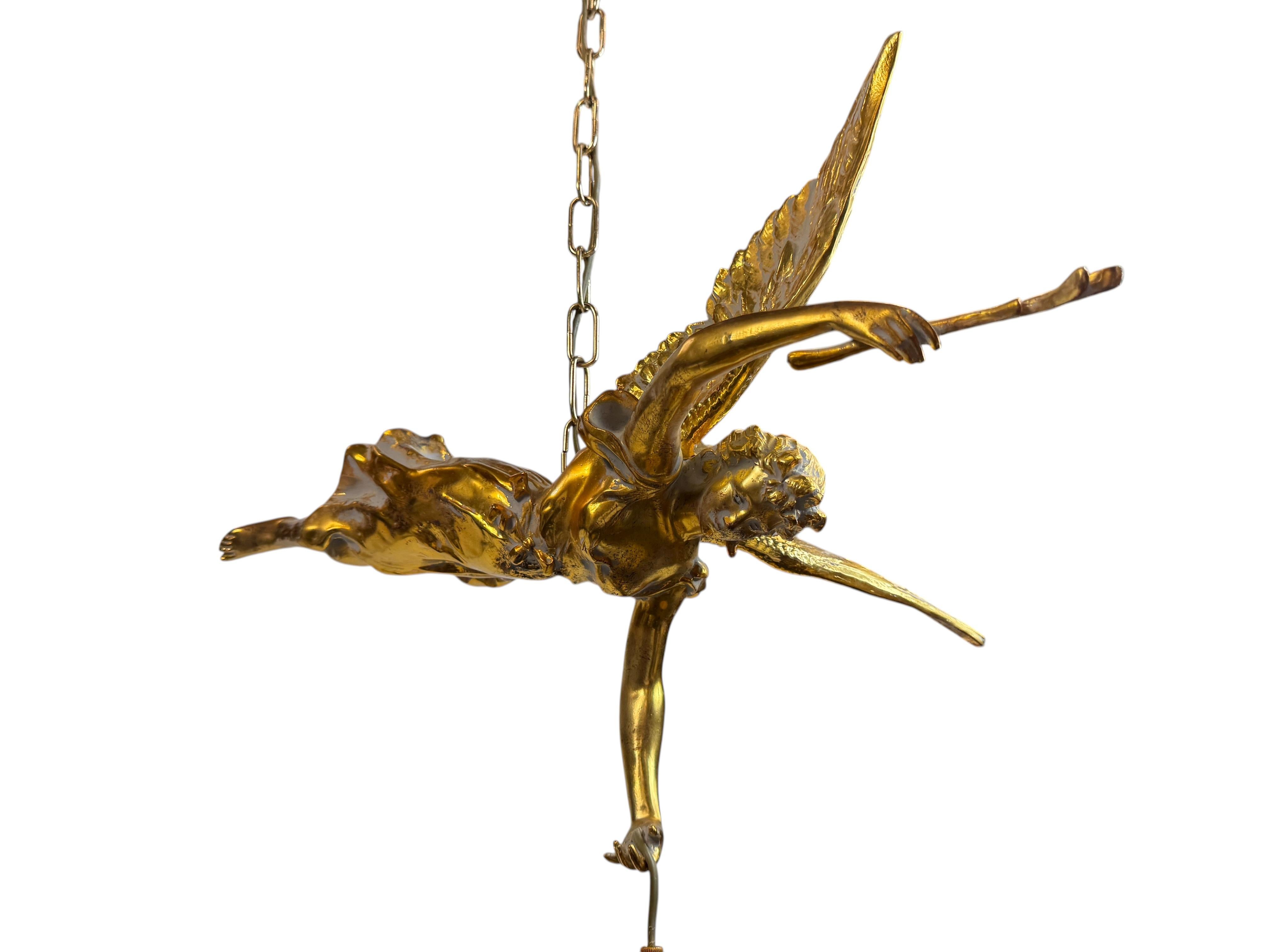 Lámpara colgante de araña francesa vintage de los años 80 Winged Lady

Origen: Francia, hacia la década de 1980
Marca atribuida: France Art
Dimensiones:
Altura total: 132 cm (52 pulg.)
Figura de ángel: 61 cm (24 pulg.)
Cadena y dosel: 84 cm (33