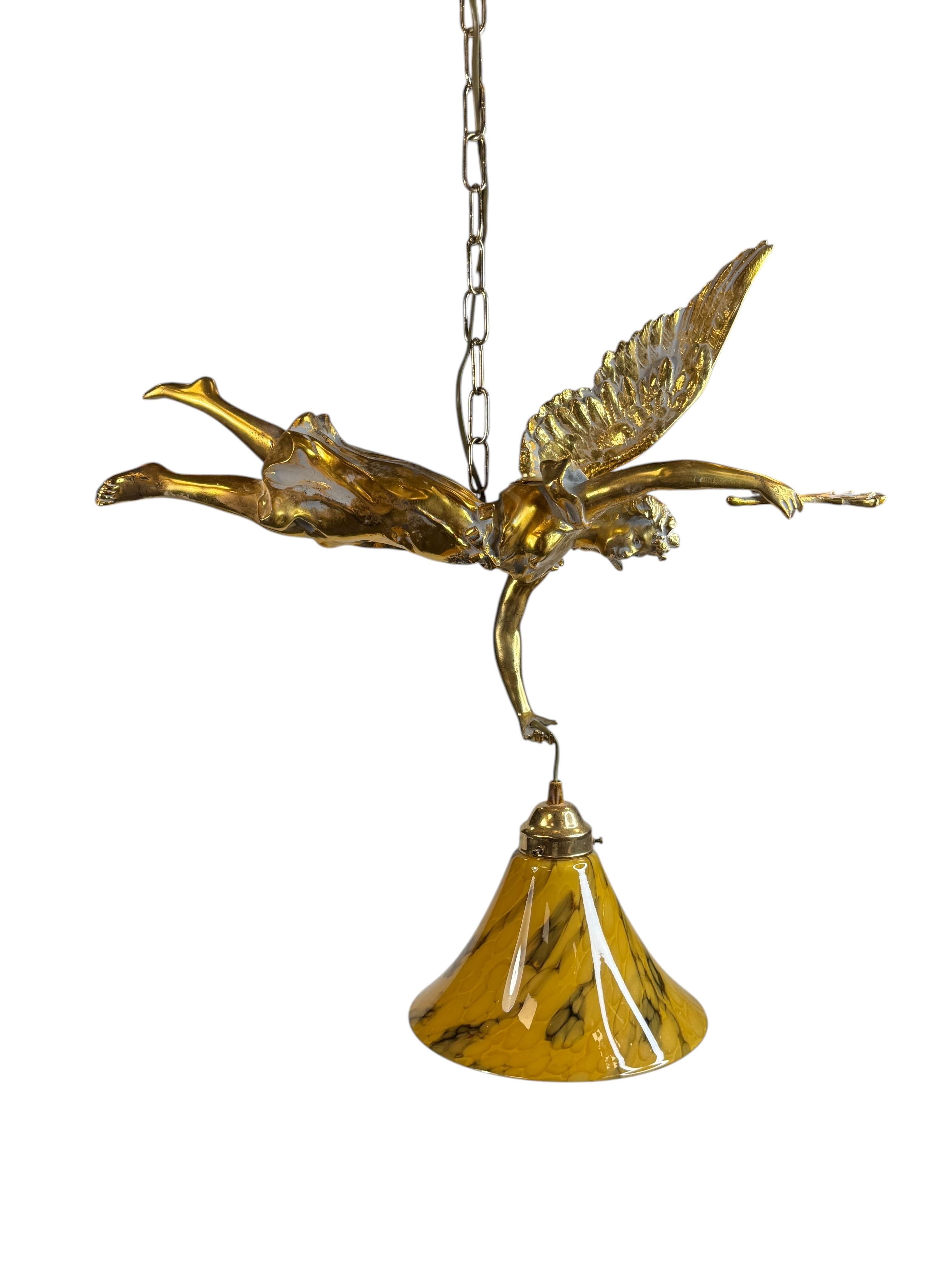 Lámpara colgante de araña francesa de los años 80 Vintage Winged Lady Angel Fairy Chandelier Latón en venta