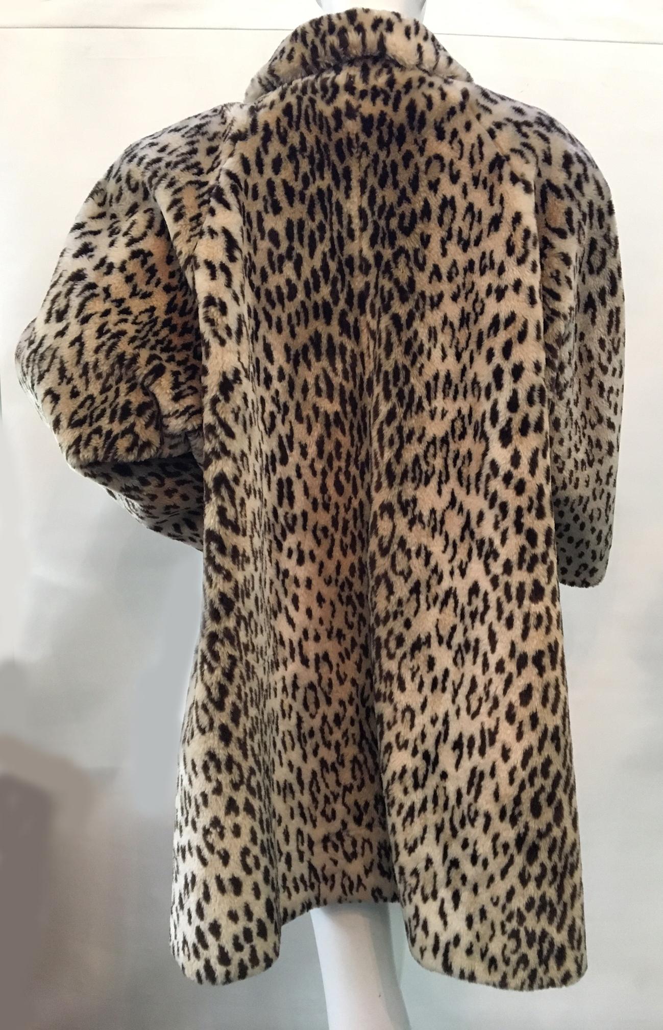 Vintage ladies faux fur swing coat in leopard print.  Very good vintage condition with very minor signs of gentle use. Single top button with hook and eyelet closures.  Made in USA.  No makers mark and no marked size.
Approx. measurements:
Bust:
