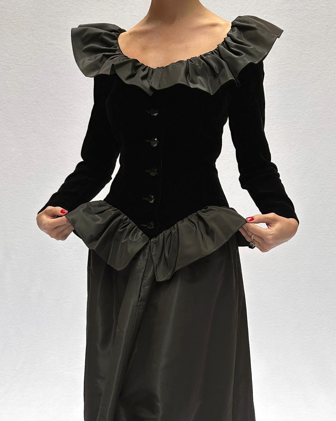 Vintage 1980s Givenchy Couture Velvet Gown In Excellent Condition For Sale In New York, NY