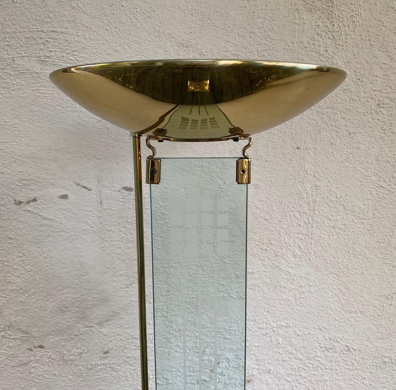 🌟 Atemberaubende Hollywood Regency Stehlampe aus den 1980er Jahren zu verkaufen! 🌟

Diese exquisite Stehlampe im Hollywood-Regency-Stil, die an den Glamour und die Raffinesse des Vintage-Stils erinnert, wertet Ihren Raum auf. Diese Leuchte ist bis