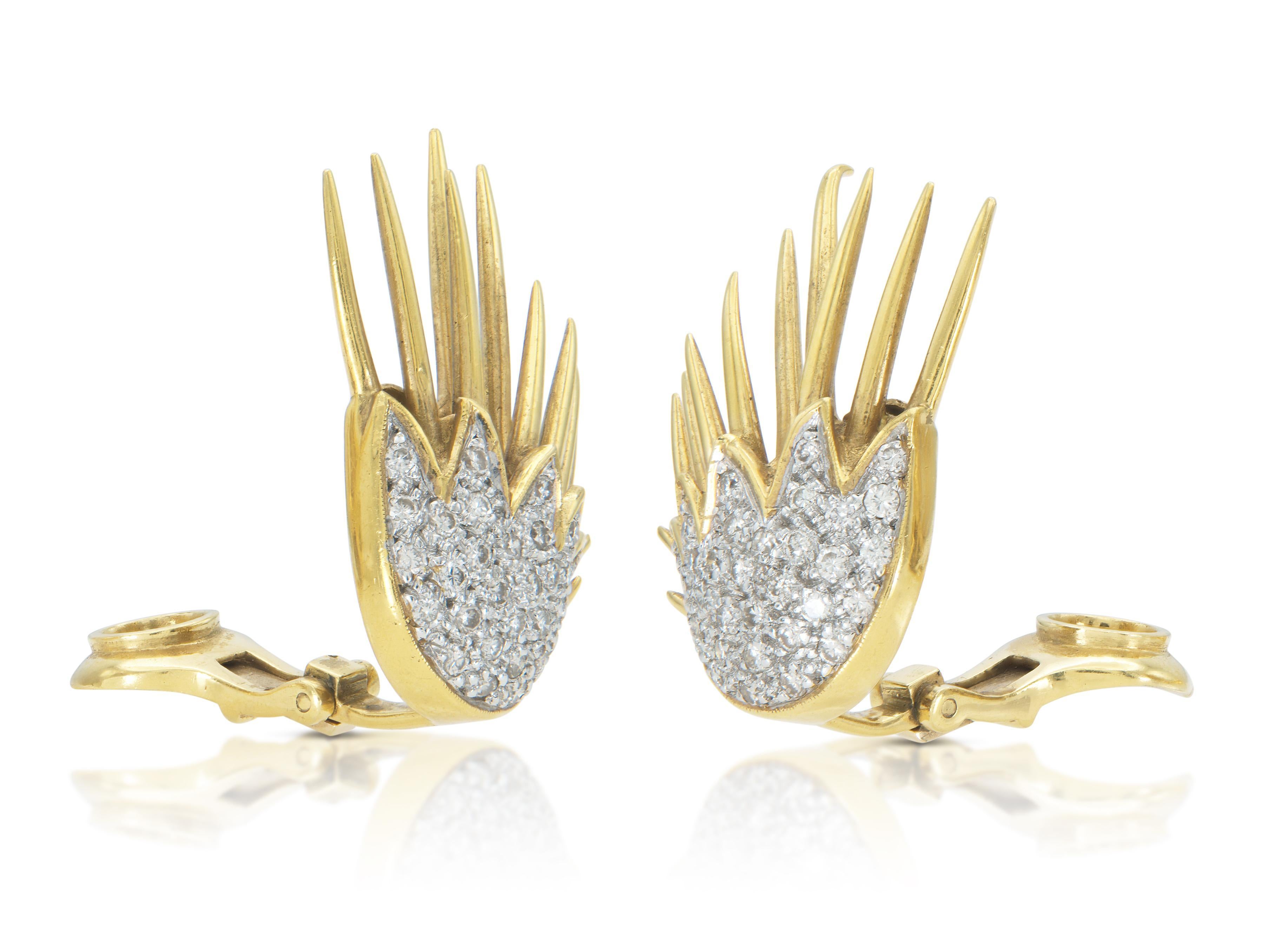 Fein gearbeitet in 18 Karat Gelbgold mit runden Diamanten im Brillantschliff mit einem Gesamtgewicht von etwa 1,80 Karat.
Circa 1980er Jahre