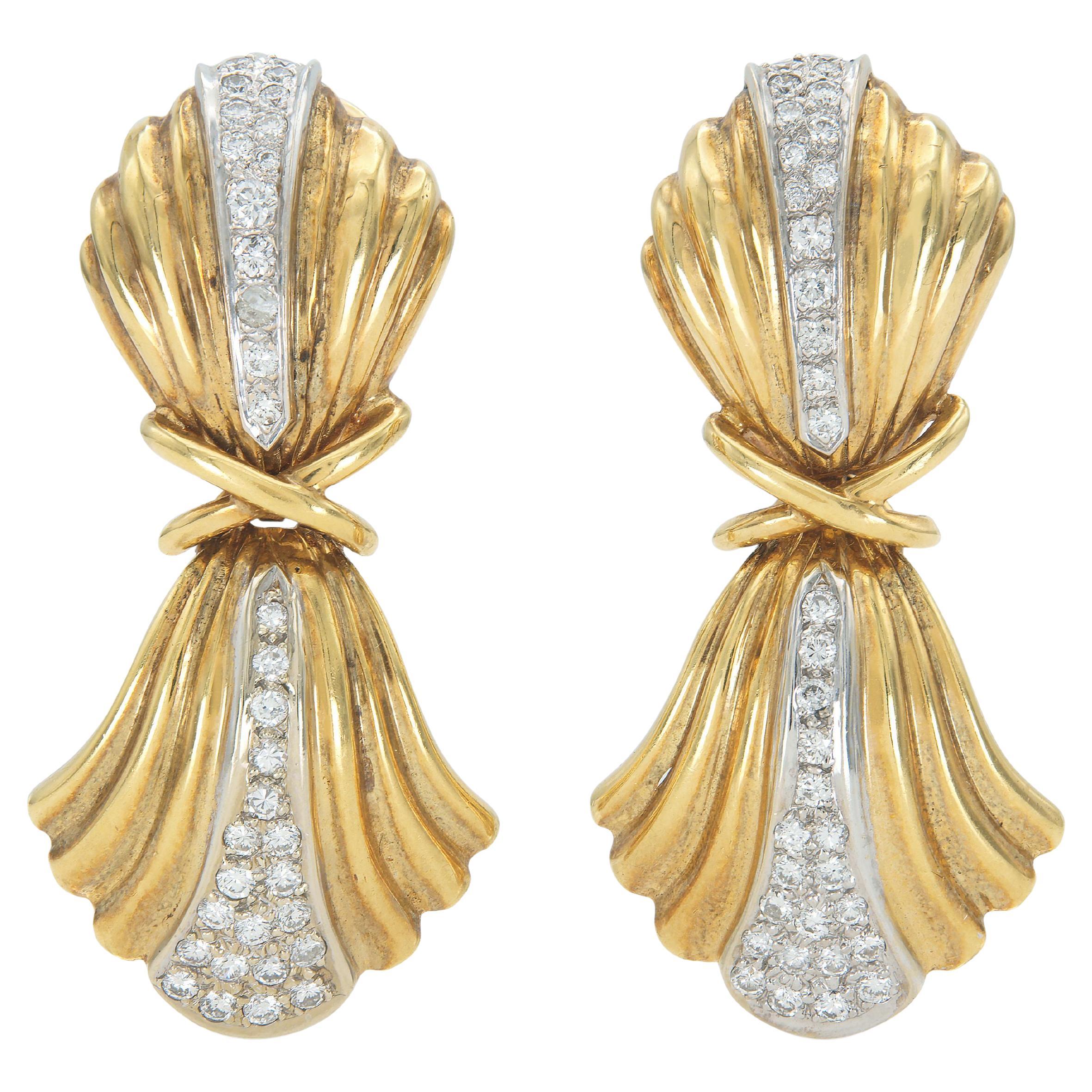 Vintage 1980s Gold Dangle Earrings with Diamonds en venta