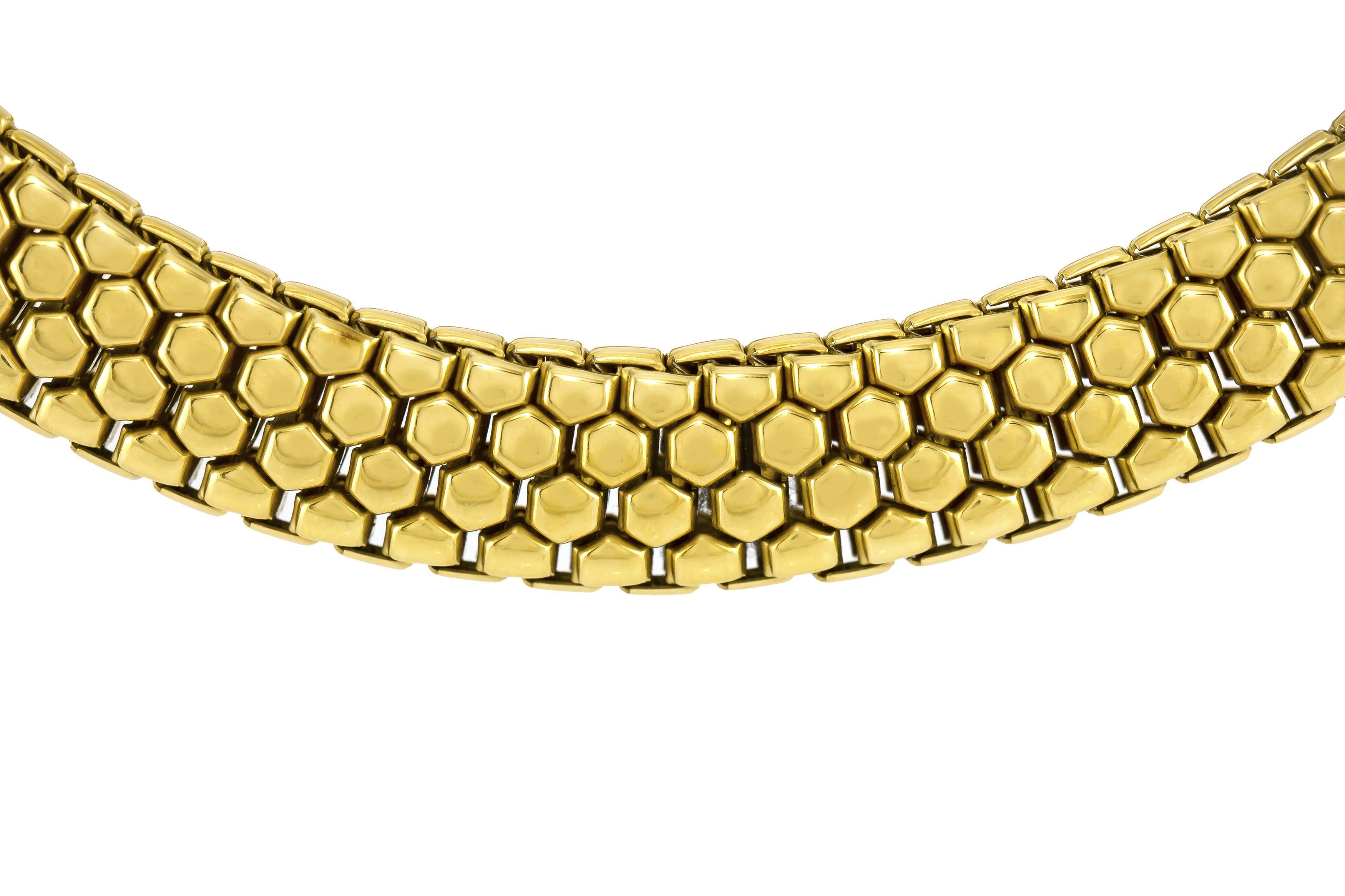 Finemente realizzato in oro giallo 18 carati.
Firmato da Fope
Prodotto in Italia
Circa anni '80
16 1/2 pollici di lunghezza, 1/2 pollici di larghezza