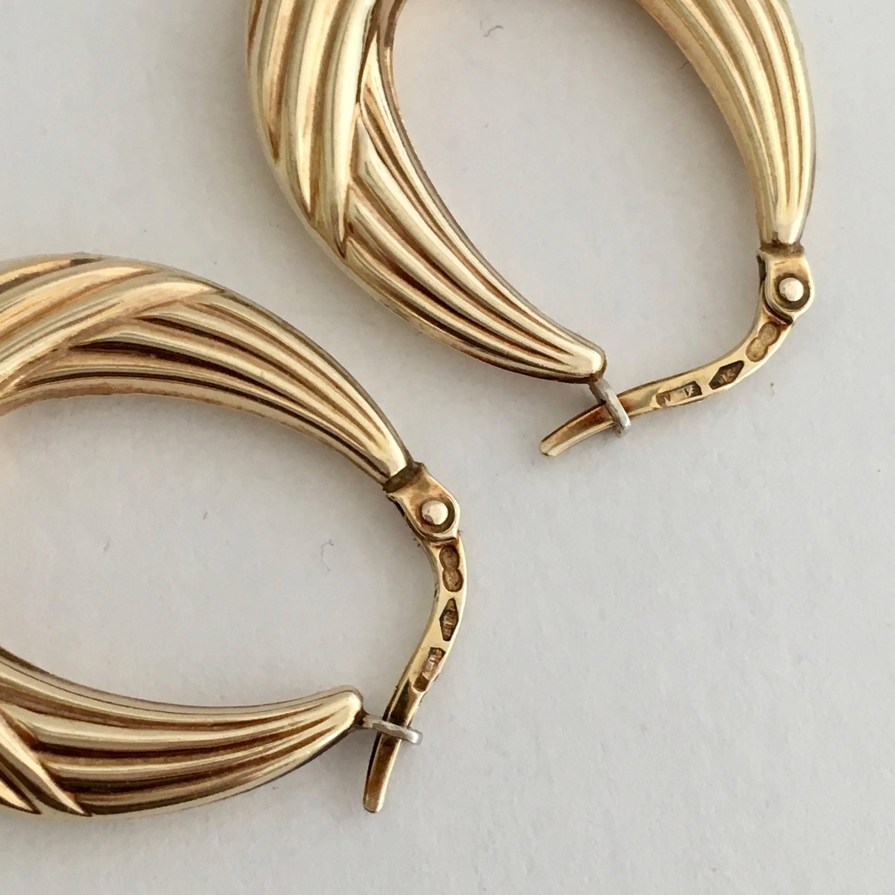 Contemporary 1980s Vintage Jewelry Gold Hoops Moulded Ribbed Hoop Earrings For Sale