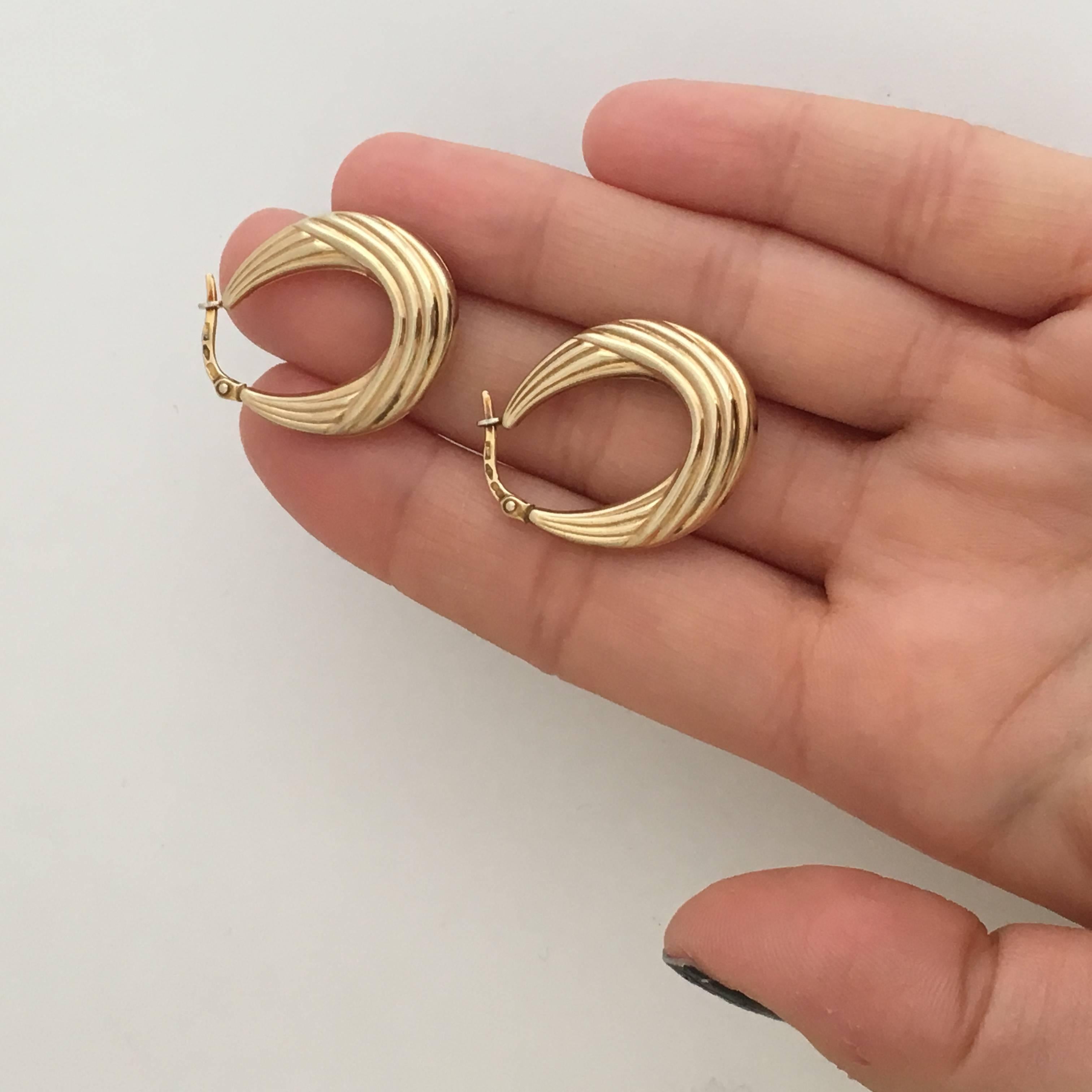 1980s Vintage Jewelry Gold Hoops Moulded Ribbed Hoop Earrings In Excellent Condition For Sale In London, GB