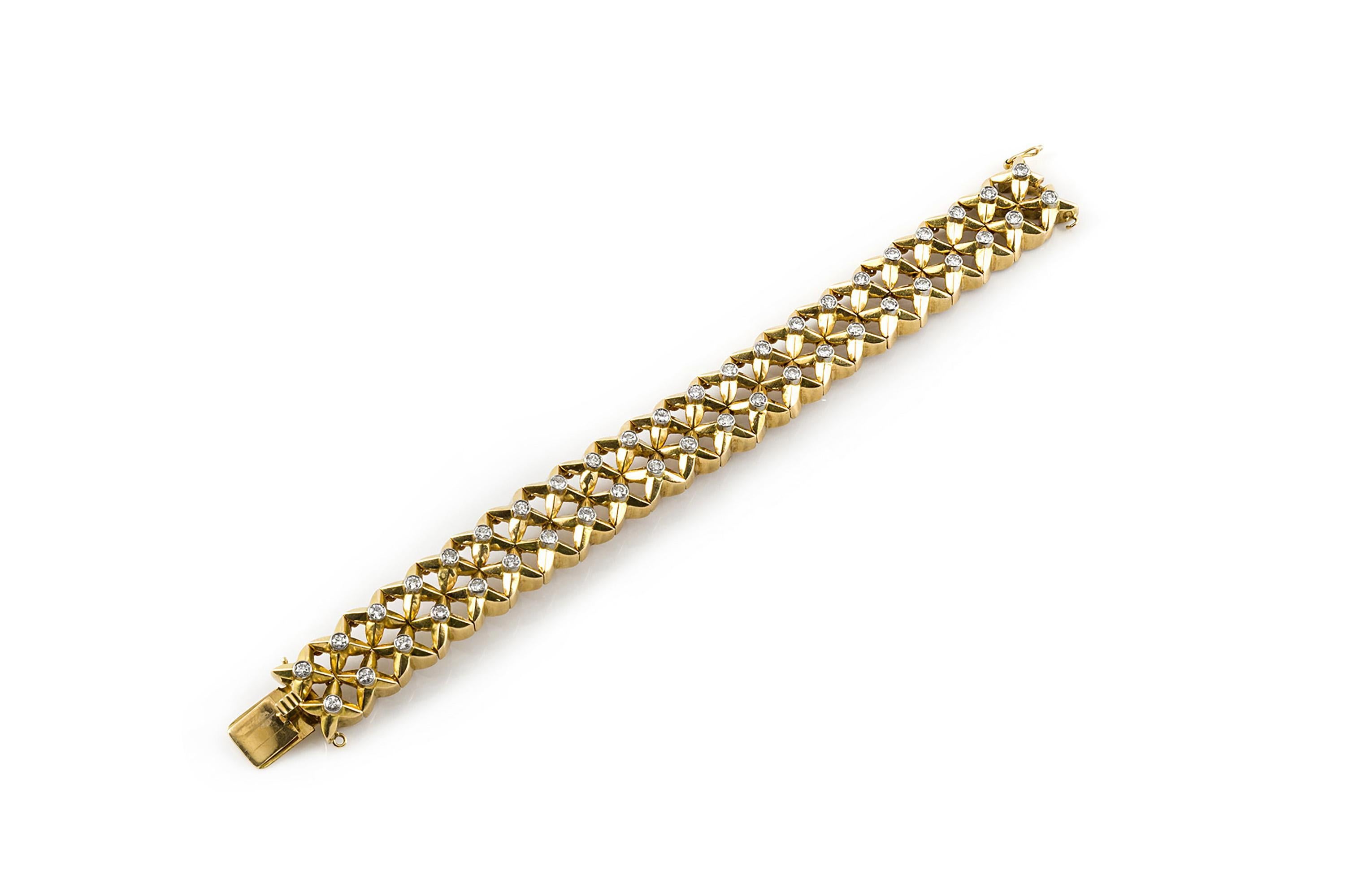Finemente realizzato in oro giallo 18 carati con diamanti rotondi a taglio Brilliante per un peso totale di circa 9,00 carati.
Circa anni '80
7 3/4 x 5/8 pollici