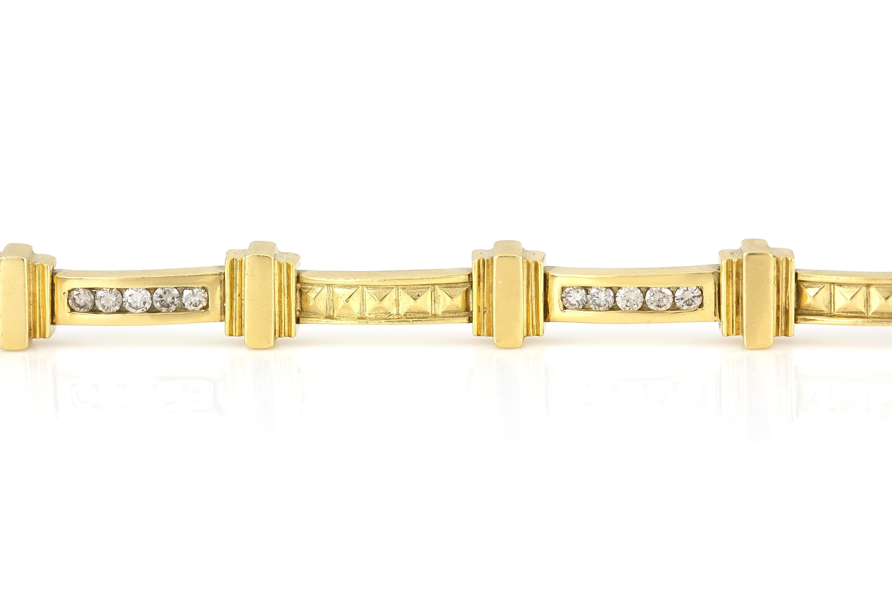 Finement réalisé en or jaune 18k avec des diamants ronds de taille brillant pesant environ 1,20 carats au total.
Circa 1980
Taille 7 pouces