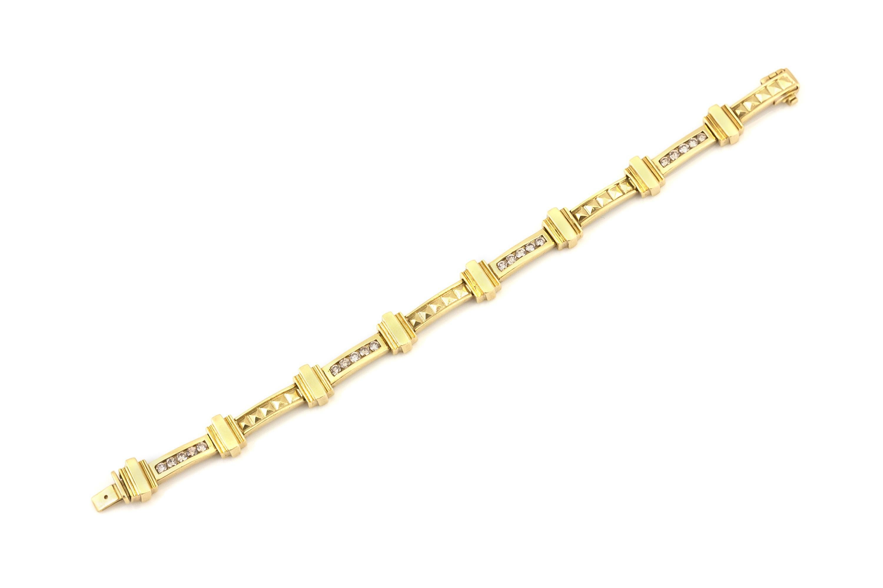 Round Cut Vintage 1980s Gold Roman Columns Bracelet with Diamonds For Sale