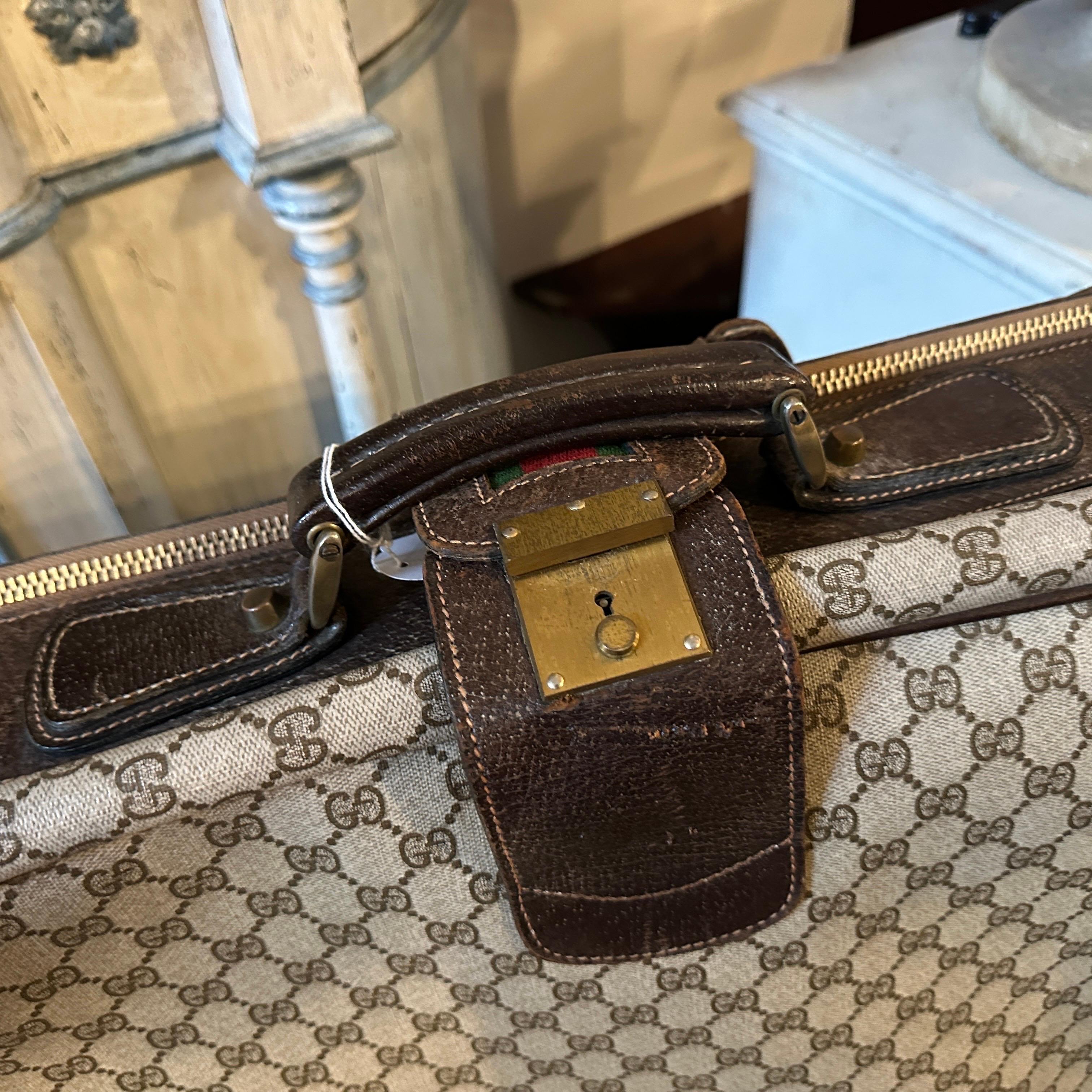 Vintage 1980s Gucci Iconic GG Monogram Suitcase mit Web Stripe im Angebot 8