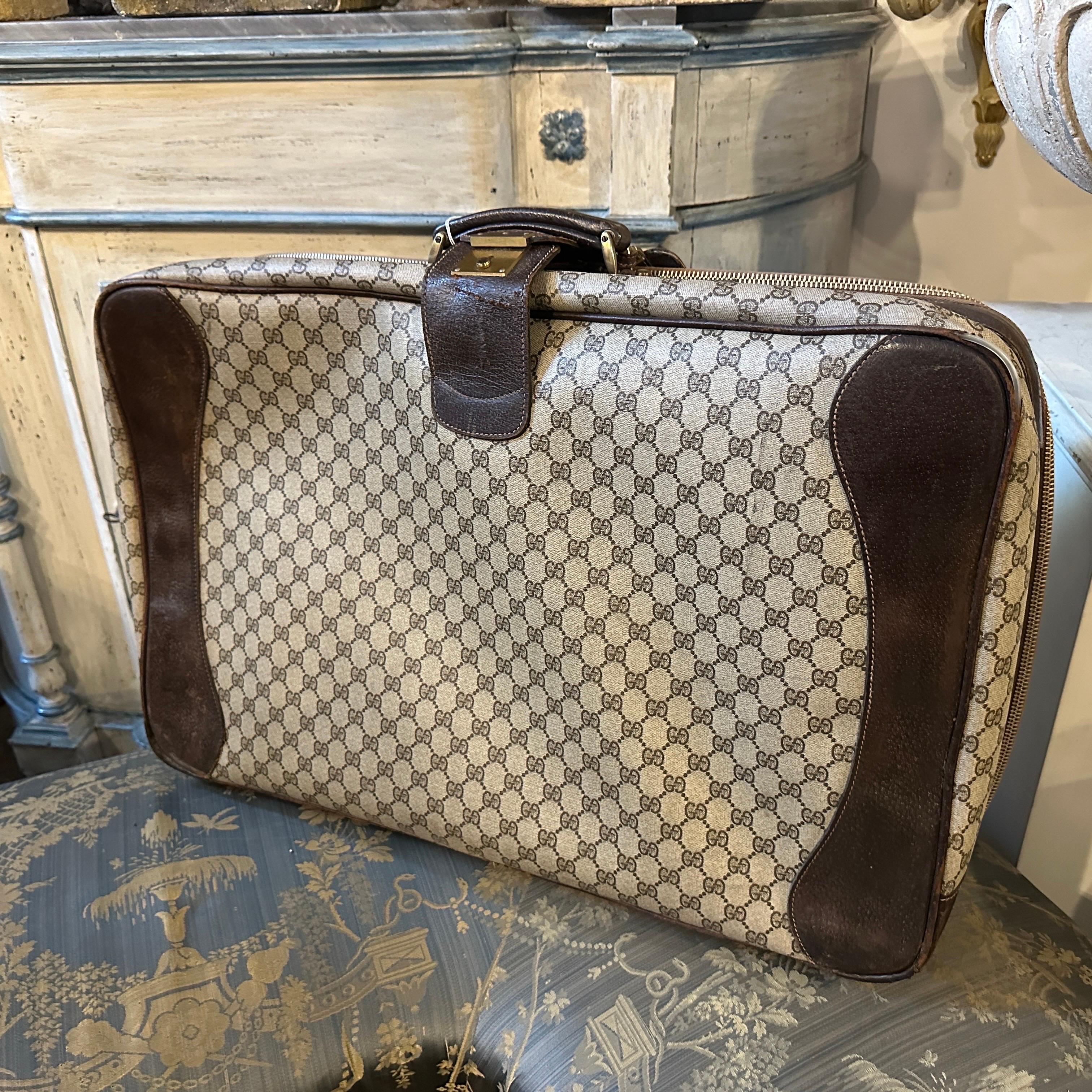 Dieser authentische Vintage-Koffer von Gucci aus den 1980er Jahren ist der Inbegriff eines Gepäckstücks, das eine Ära des Jet-Set-Glamours definierte und das bekannteste und zeitloseste Design der Marke aufweist.
Der Koffer ist aus dem