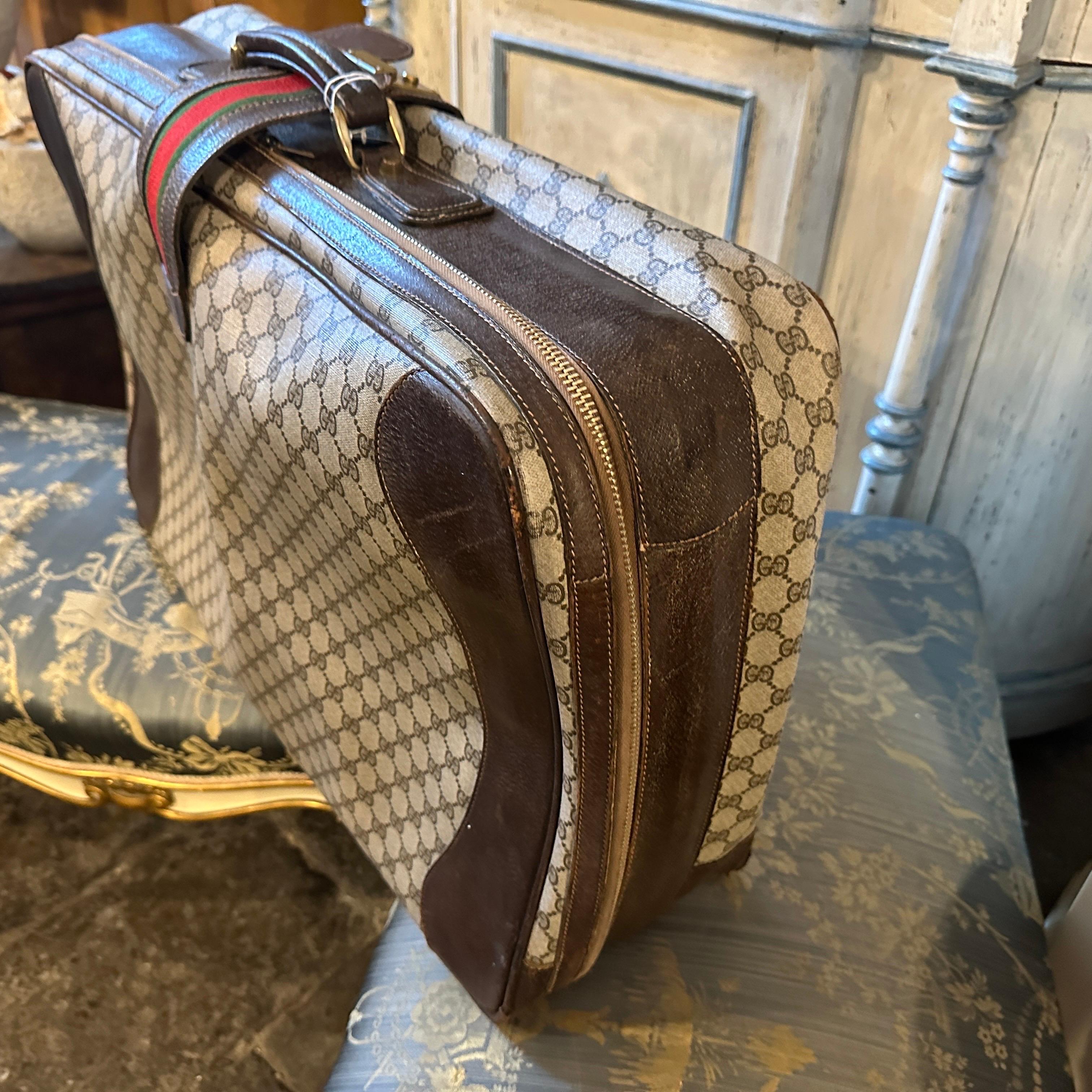 Vintage 1980s Gucci Iconic GG Monogram Suitcase mit Web Stripe (Braun) im Angebot