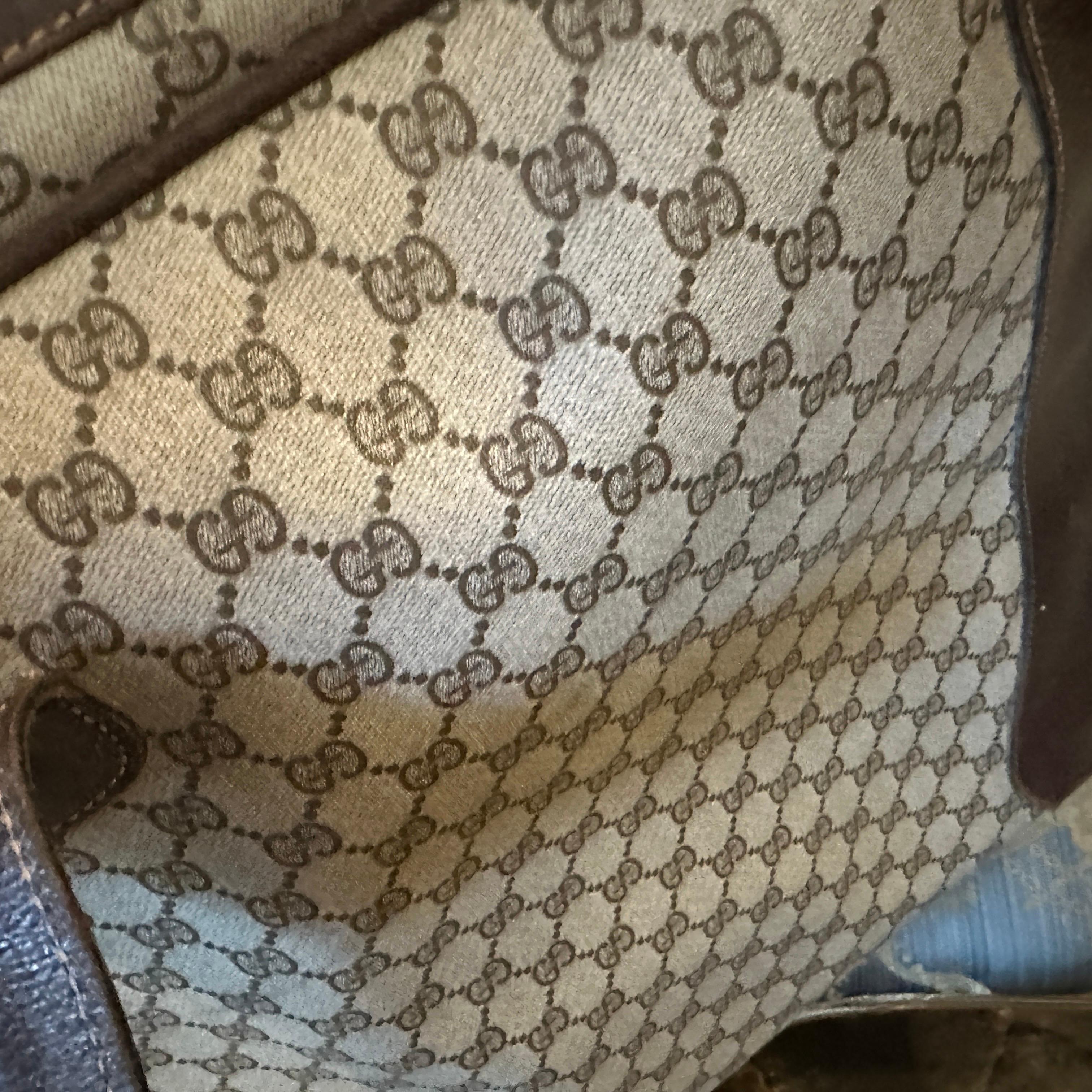 Vintage 1980s Gucci Iconic GG Monogram Suitcase mit Web Stripe im Zustand „Hervorragend“ im Angebot in Aci Castello, IT
