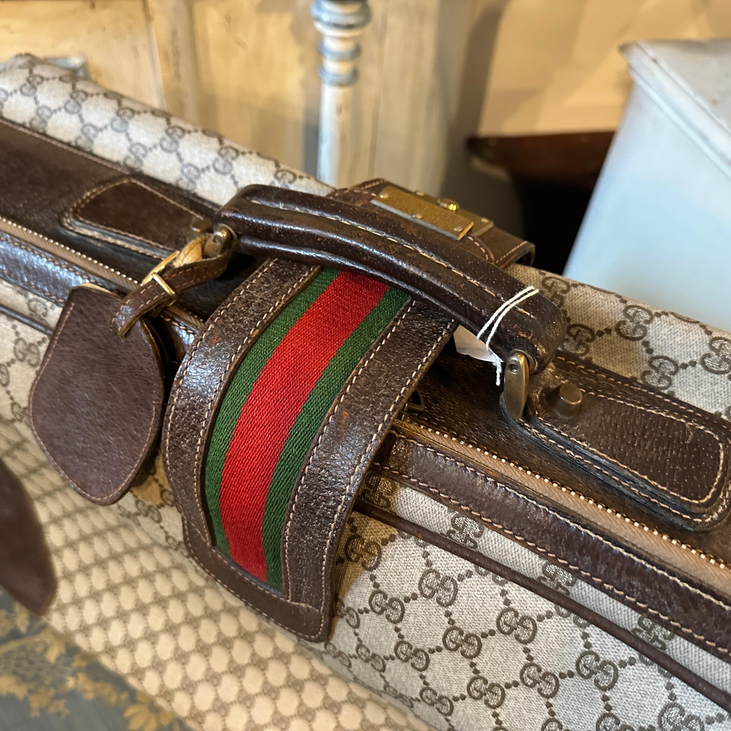 Vintage 1980s Gucci Iconic GG Monogram Suitcase mit Web Stripe im Angebot 3