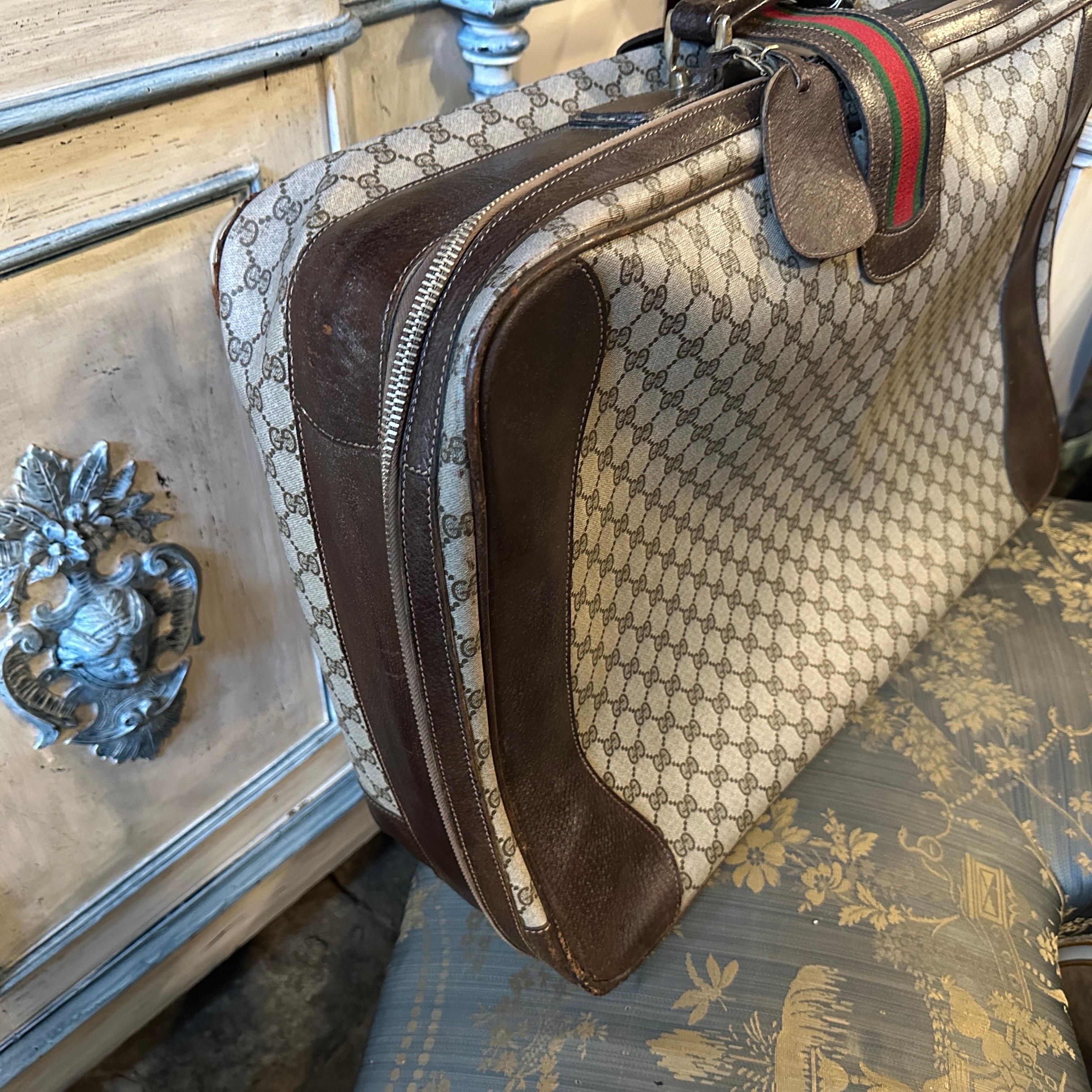 Vintage 1980s Gucci Iconic GG Monogram Suitcase mit Web Stripe im Angebot 4