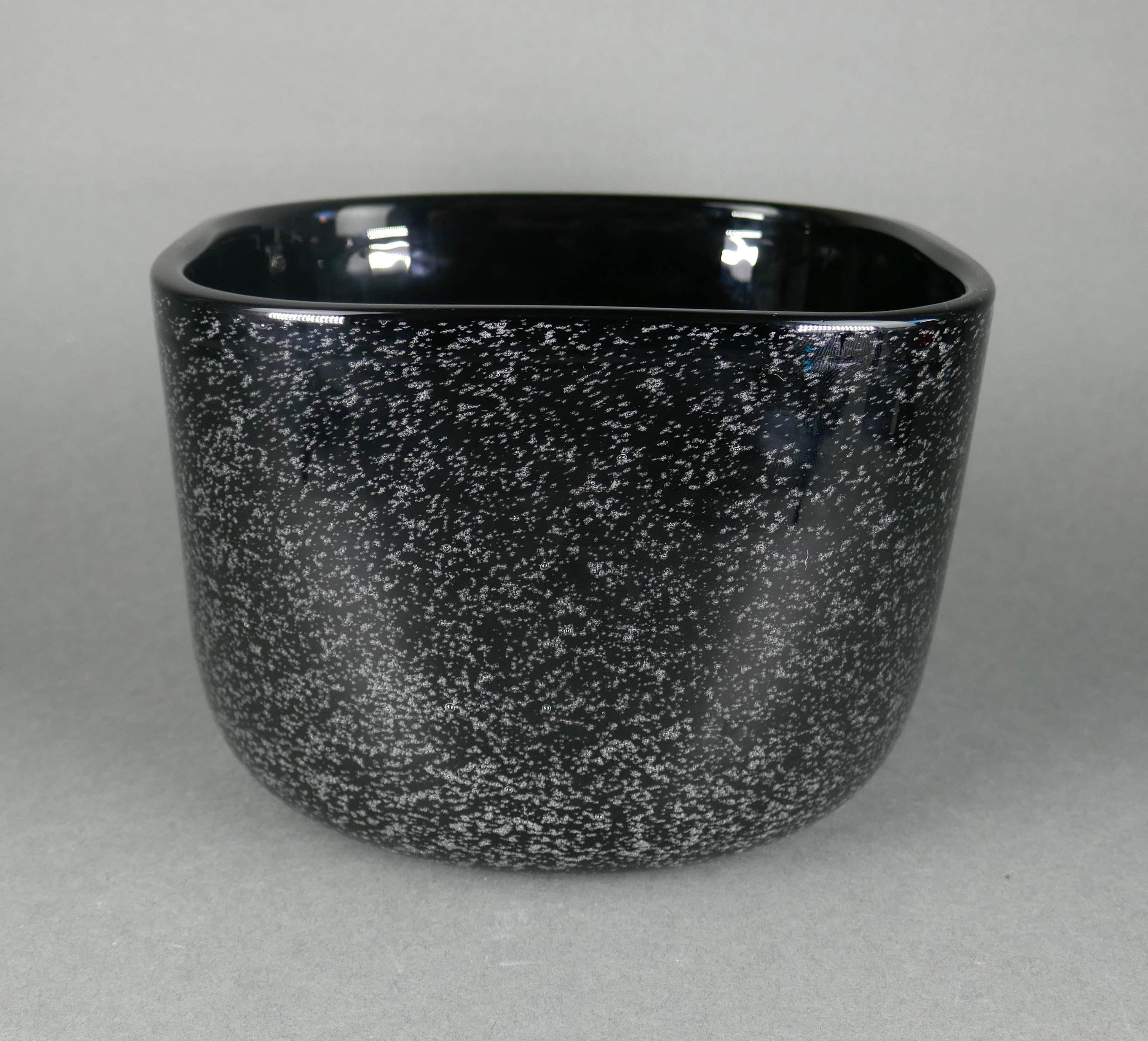 Éste es un precioso cuenco de vidrio artístico procedente de Noruega y fabricado por Hadeland Glassverk. Pesa poco más de 1,5 kg y no tiene astillas, grietas ni reparaciones. 