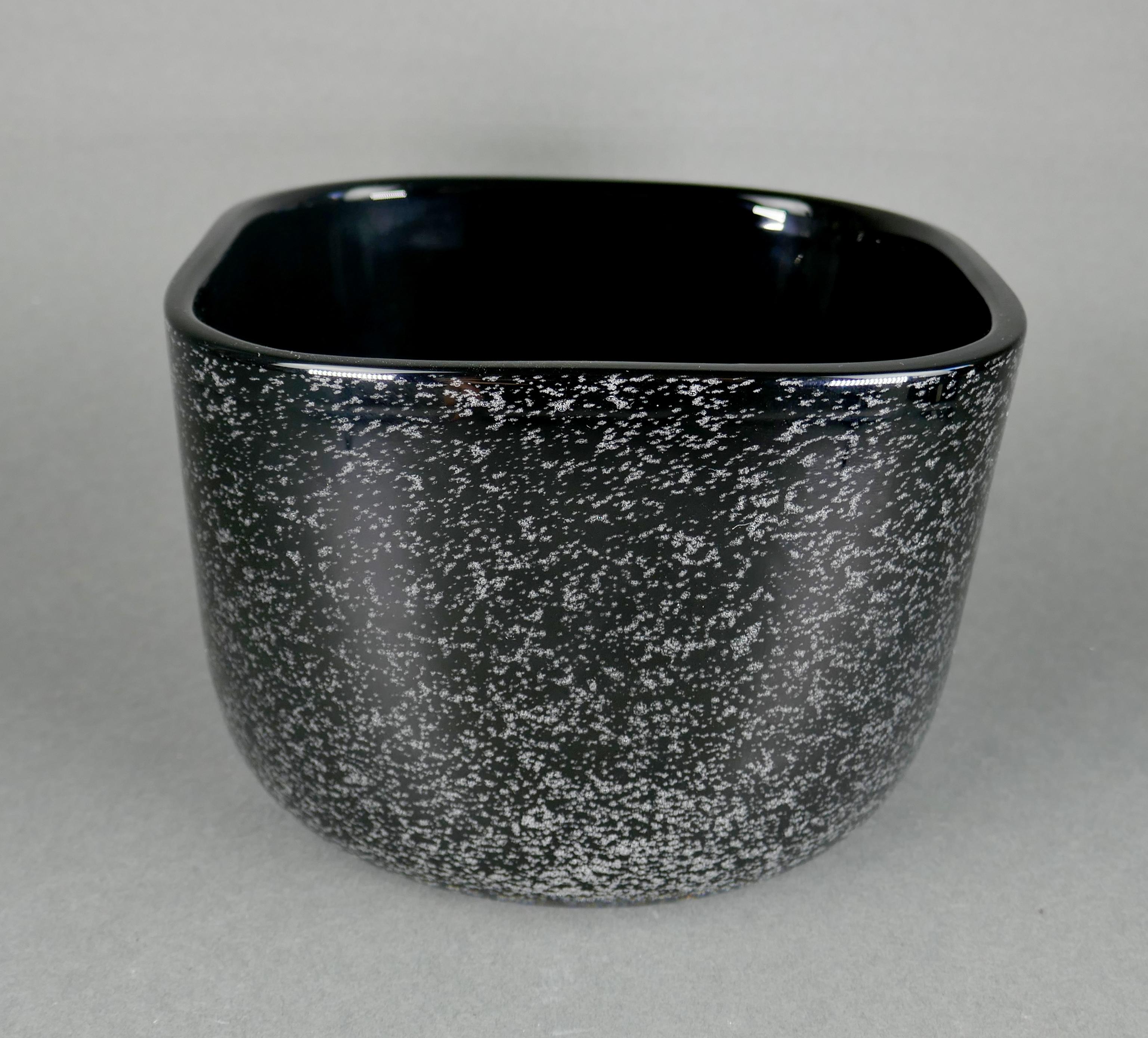 Vintage 1980s Hadeland Glassverk Noruega Arte Negro Vidrio Controlado Bubble Bowl Noruego en venta