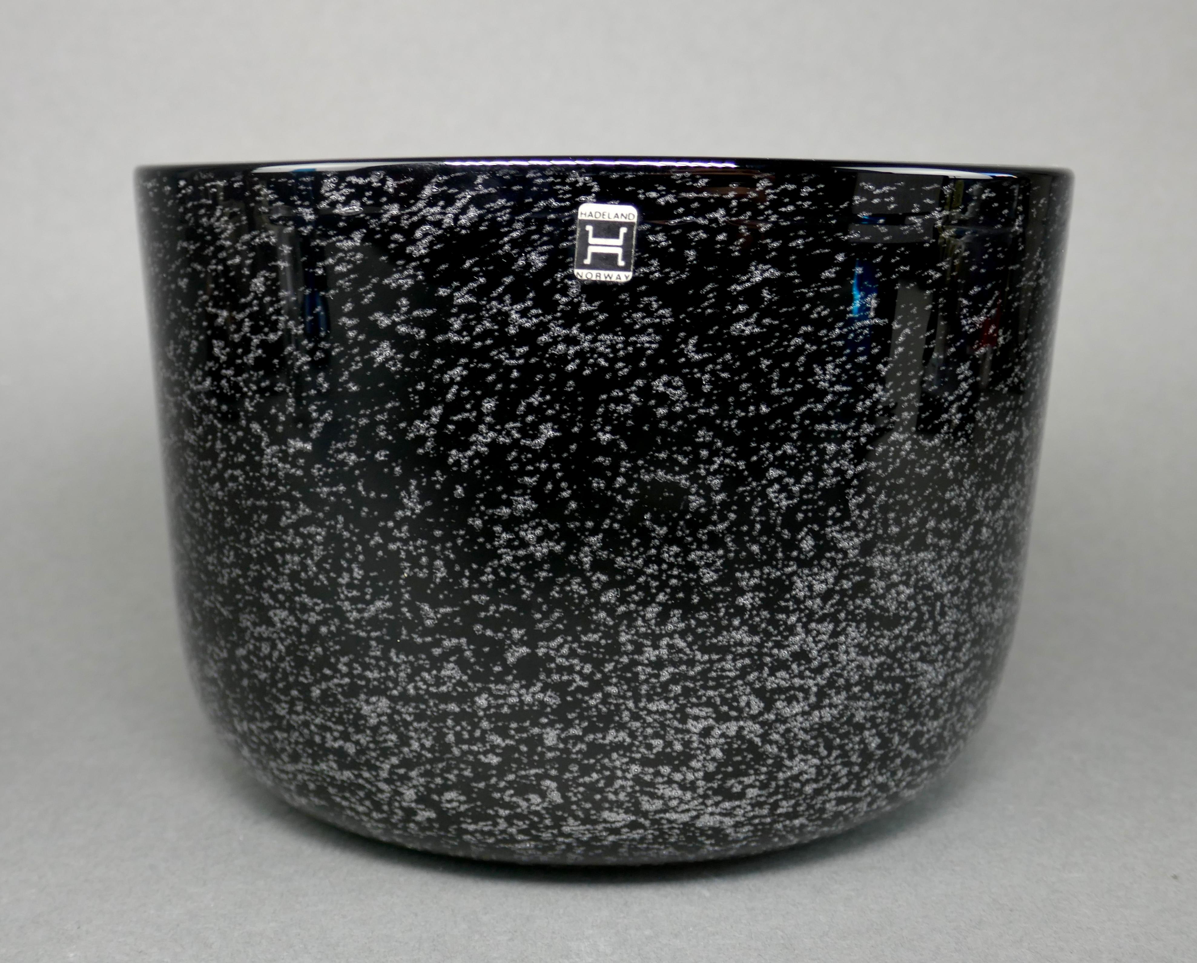 Vintage 1980s Hadeland Glassverk Noruega Arte Negro Vidrio Controlado Bubble Bowl Vaciado en venta