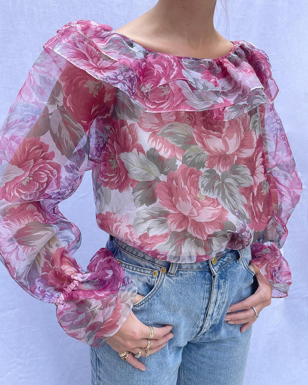 Vintage 1980er Hanae Mori Bluse mit Blumenmuster: Diese Bluse wurde in den 1980er Jahren von Hanae Mori entworfen, der legendären japanischen Designerin, deren östlicher und westlicher Ansatz im Modedesign eine ganze Generation von Designern