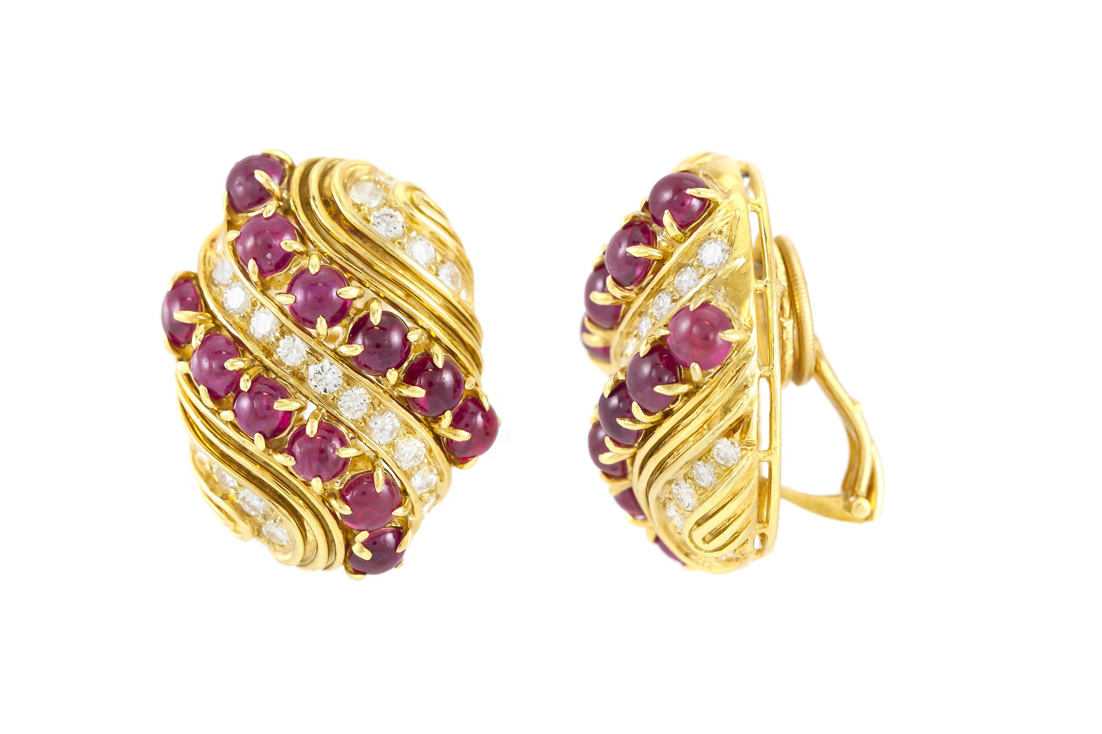 Fein gearbeitet in 18 Karat Gelbgold mit Cabochon-Rubinen mit einem Gesamtgewicht von 9,34 Karat und Diamanten im Brillantschliff mit einem Gesamtgewicht von 1,74 Karat.
Signiert von Harry Winston
CIRCA 1983
1 x 3/4 Zoll
Kommt mit seiner Rechnung