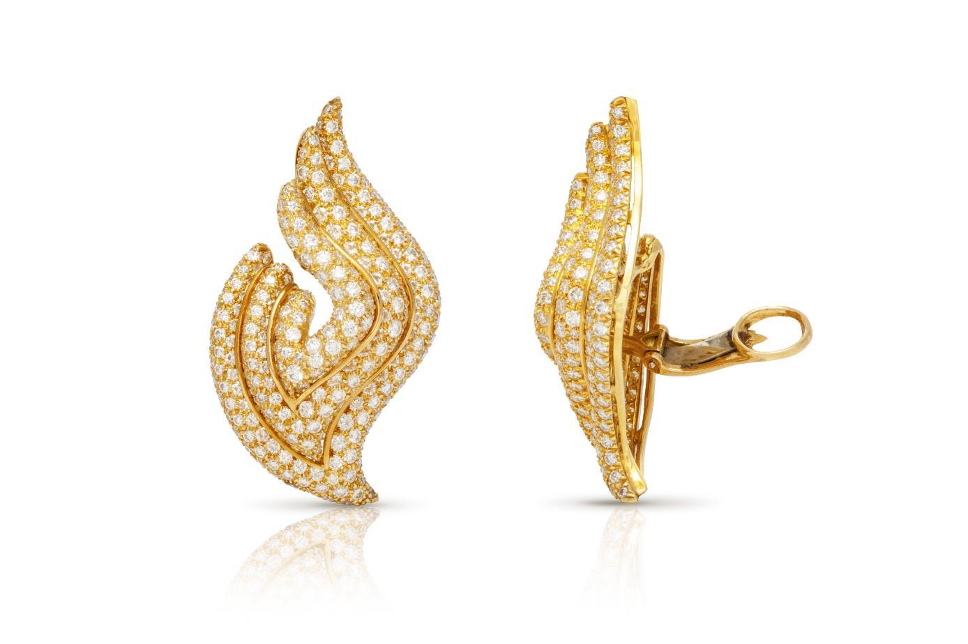 Finely crafted in 18k yellow gold with Round Brilliant cut Diamonds weighing a total of approximately 11.00 carats.
Signed by Henry Dunay.
Circa 1980s.
1 3/4 inch x 1 inch.