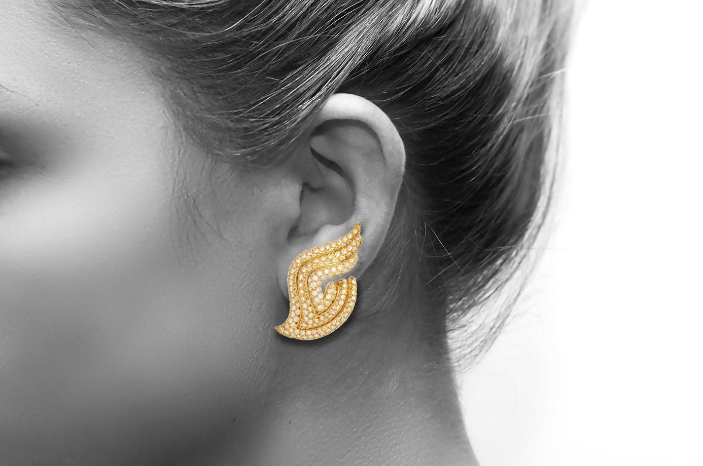 Vintage 1980s Henry Dunay 11.00 Carat Diamond Earrings In Good Condition For Sale In New York, NY