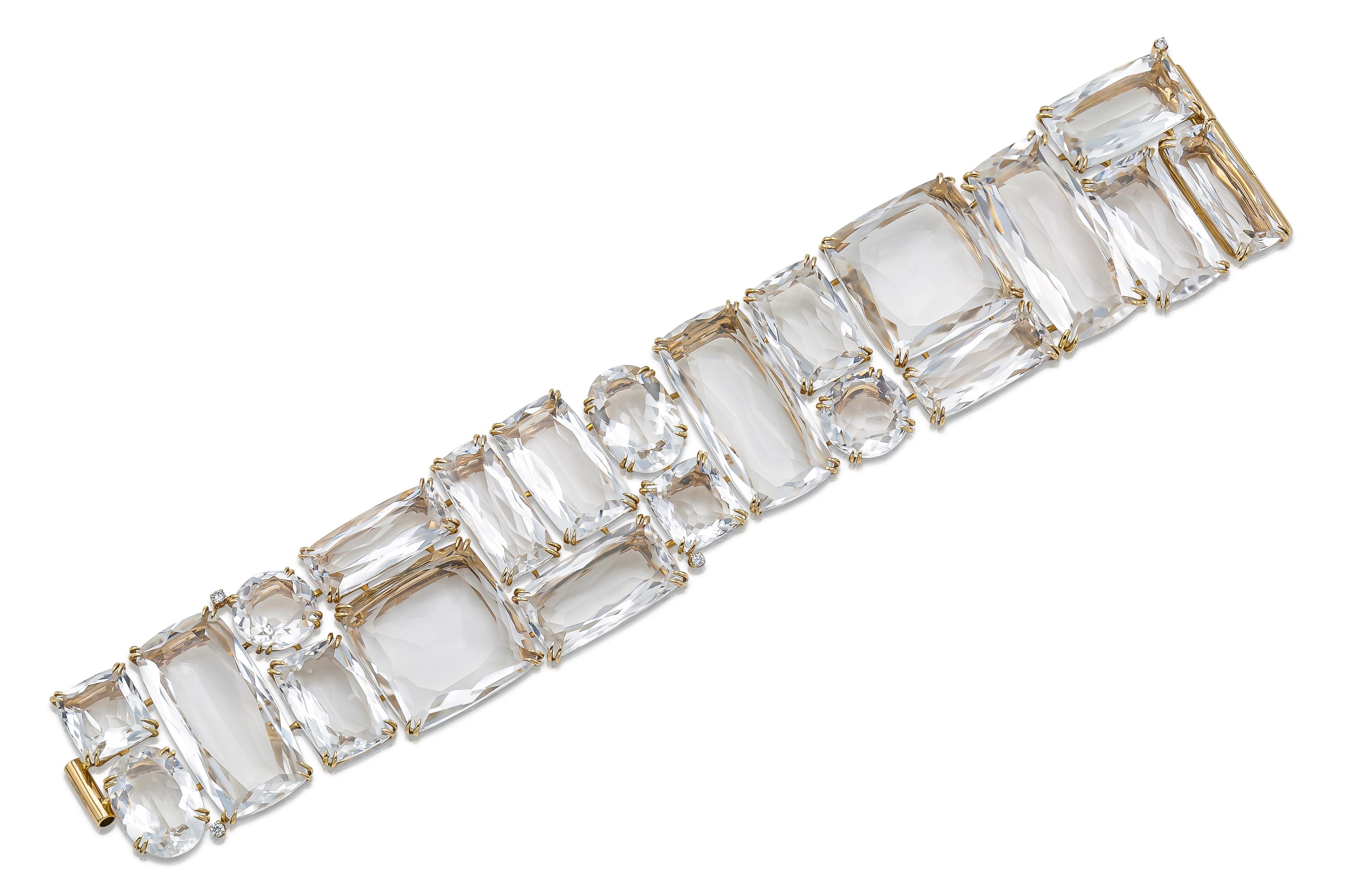 Fein gearbeitet mit großen Bergkristallen, die in 18 Karat Gelbgold gefasst sind, und 4 kleinen Diamanten im Brillantschliff.
Unterzeichnet von H. Stern
Circa 1980er Jahre
8 x 1 1/2 Zoll. Passt wie 7 Zoll