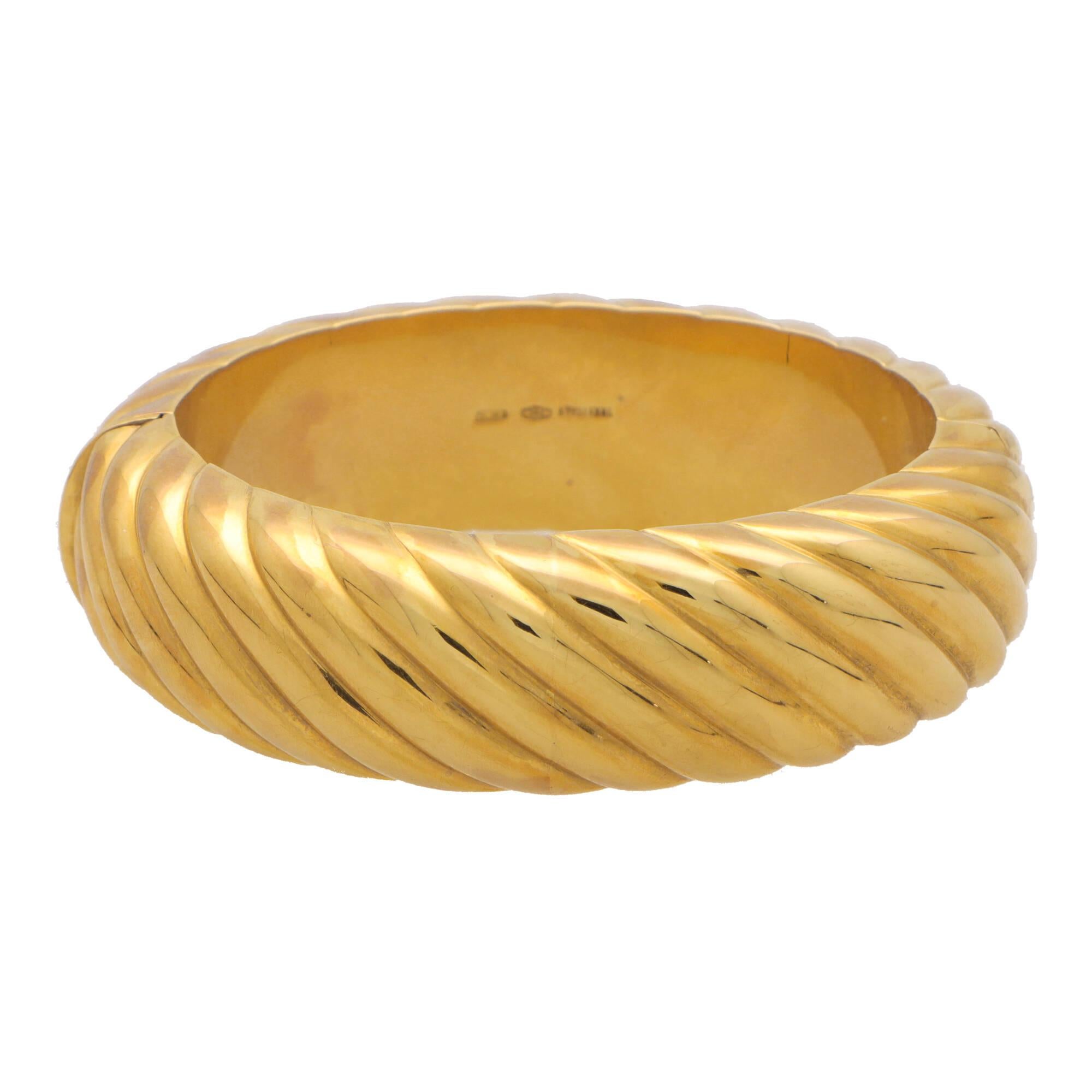 Vintage 1980's Italian Chunky Hinged Bangle in 18k Yellow Gold In Excellent Condition For Sale In London, GB